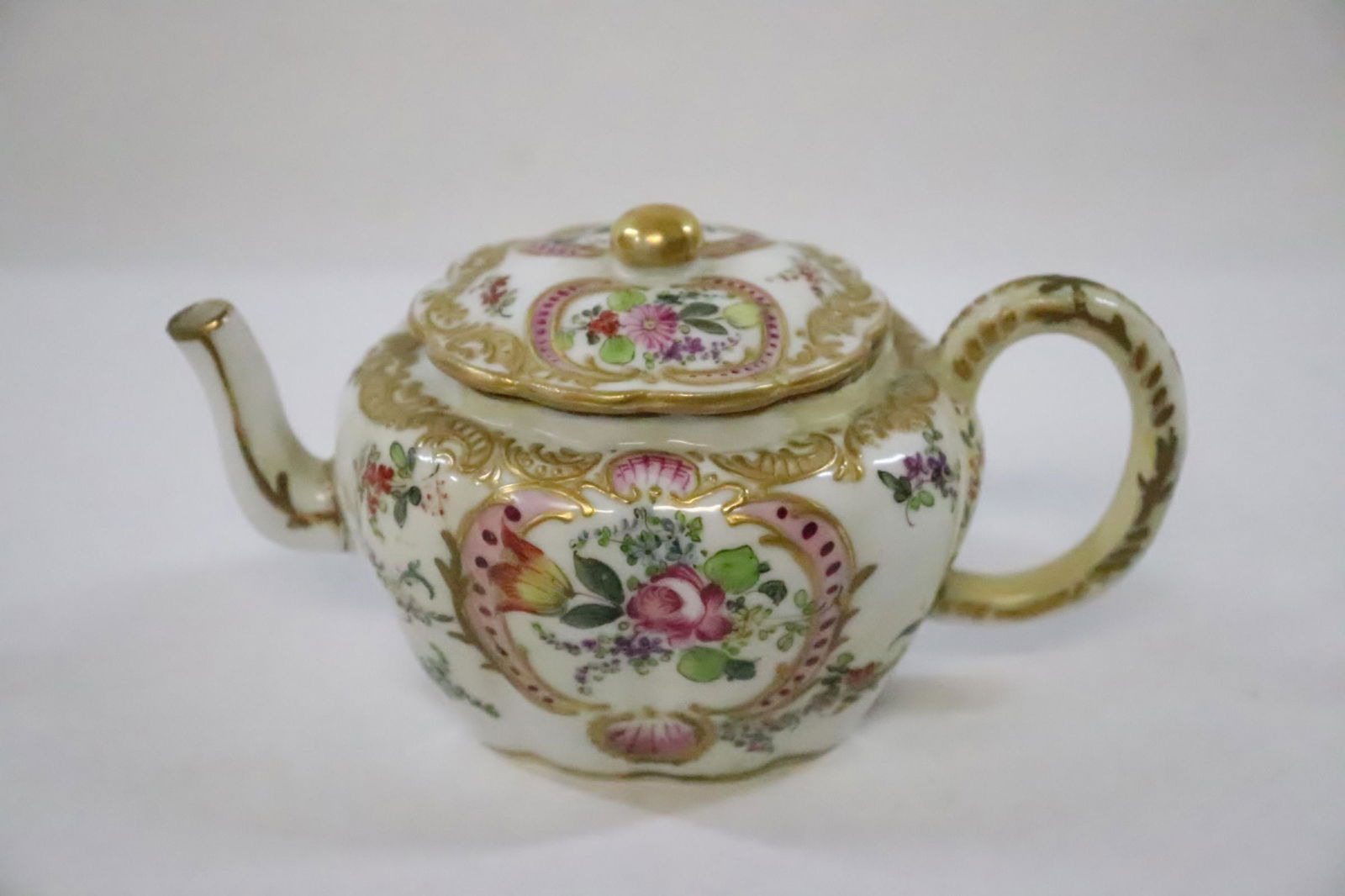 Antique Meissen teapot, repair (1 of 10)