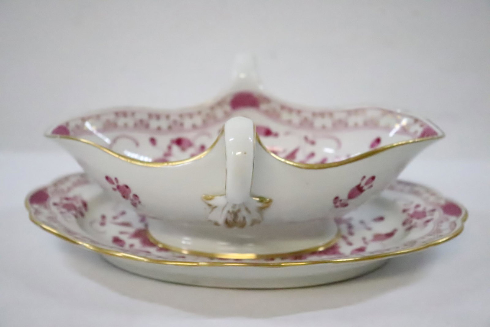 A Meissen sauce boat: A Meissen sauce boat, 3.95"Hx9.9"x7.2"