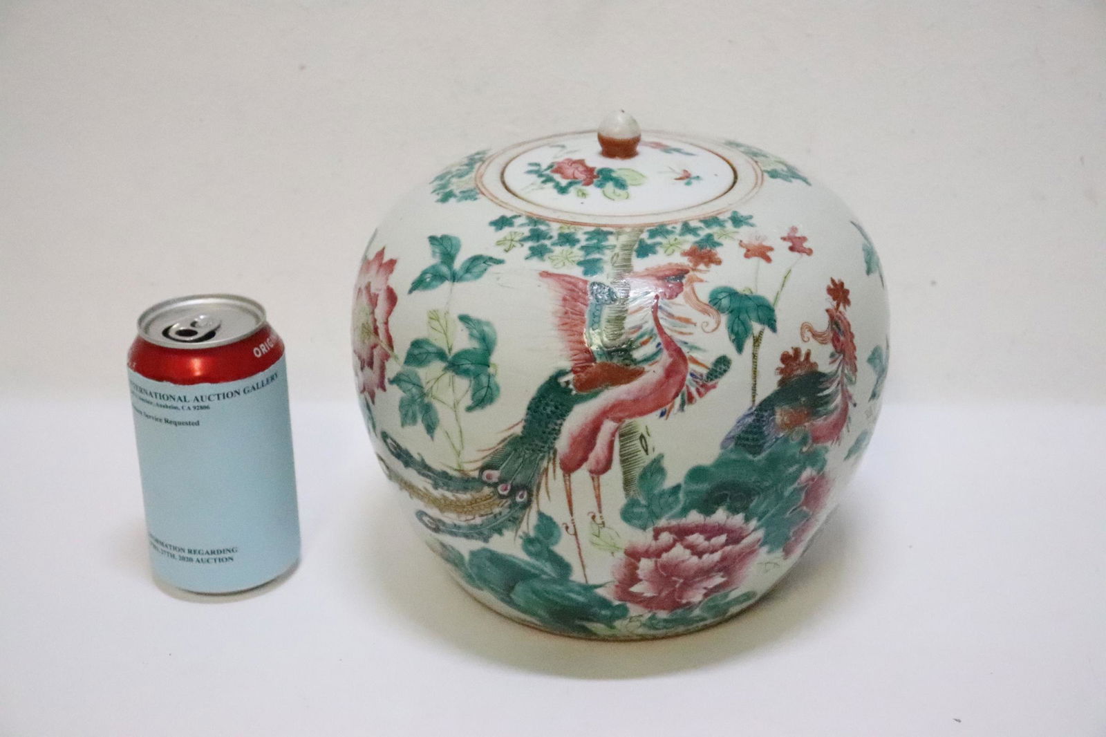 Chinese antique famille rose porcelain covered jar: Fine Chinese antique famille rose porcelain covered jar, 8.5"Hx8.5"dia