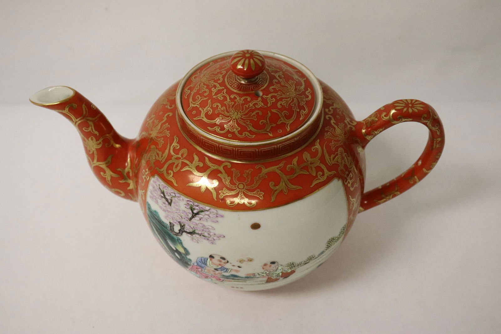 Chinese 19th/20th c. porcelain teapot, Qianlong mark (1 of 9)