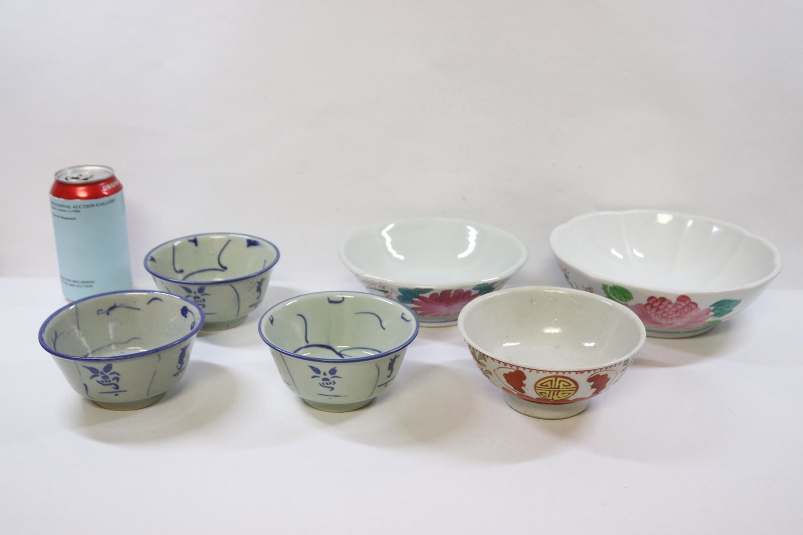 3 Chinese famille rose bowls and 3 b&w bowls: 3 Chinese famille rose bowls (2.6"Hx5.6"dia - 2.65"Hx8.15"dia) and 3 Chinese blue and white bowls (one edge minor chip, 2.5"Hx4.95"dia each)