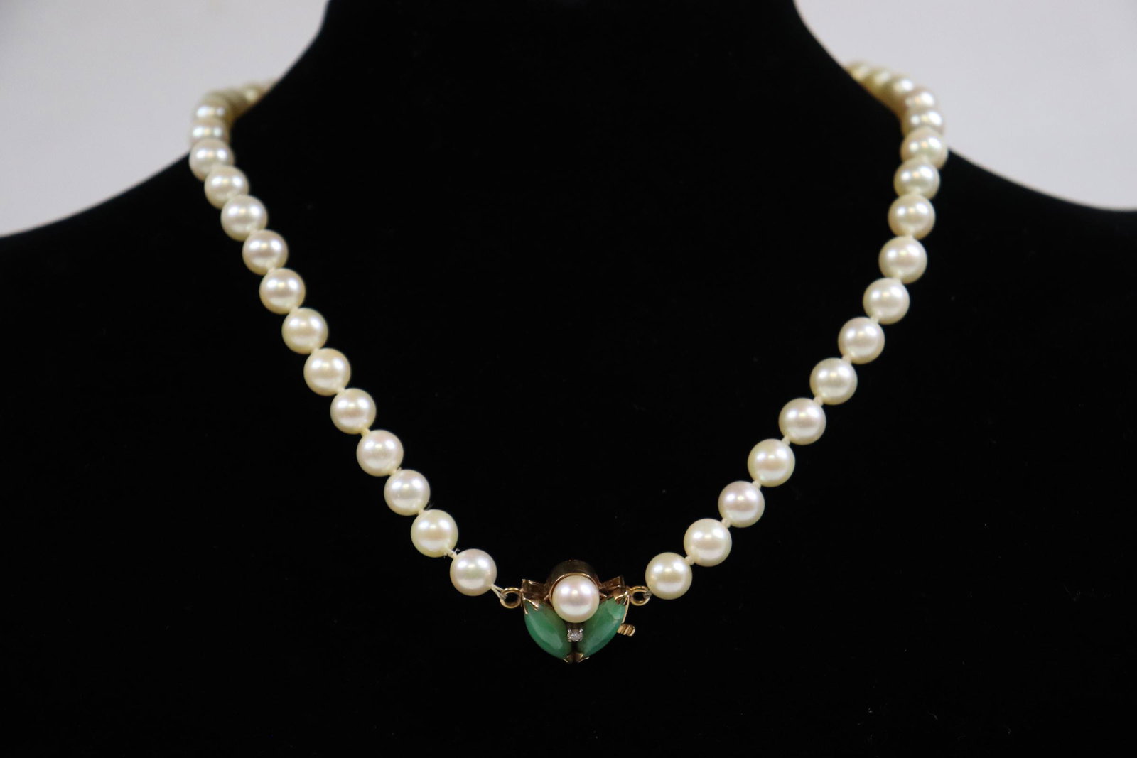 cultured pearl necklace with 14K clasp set w/ jadeite: Fine cultured pearl necklace, each pearl measures approx. 7mm in diameter, all pearls in good luster and matches, with a beautiful 14K rose gold large clasp set with 2 natural color apple green jadeit