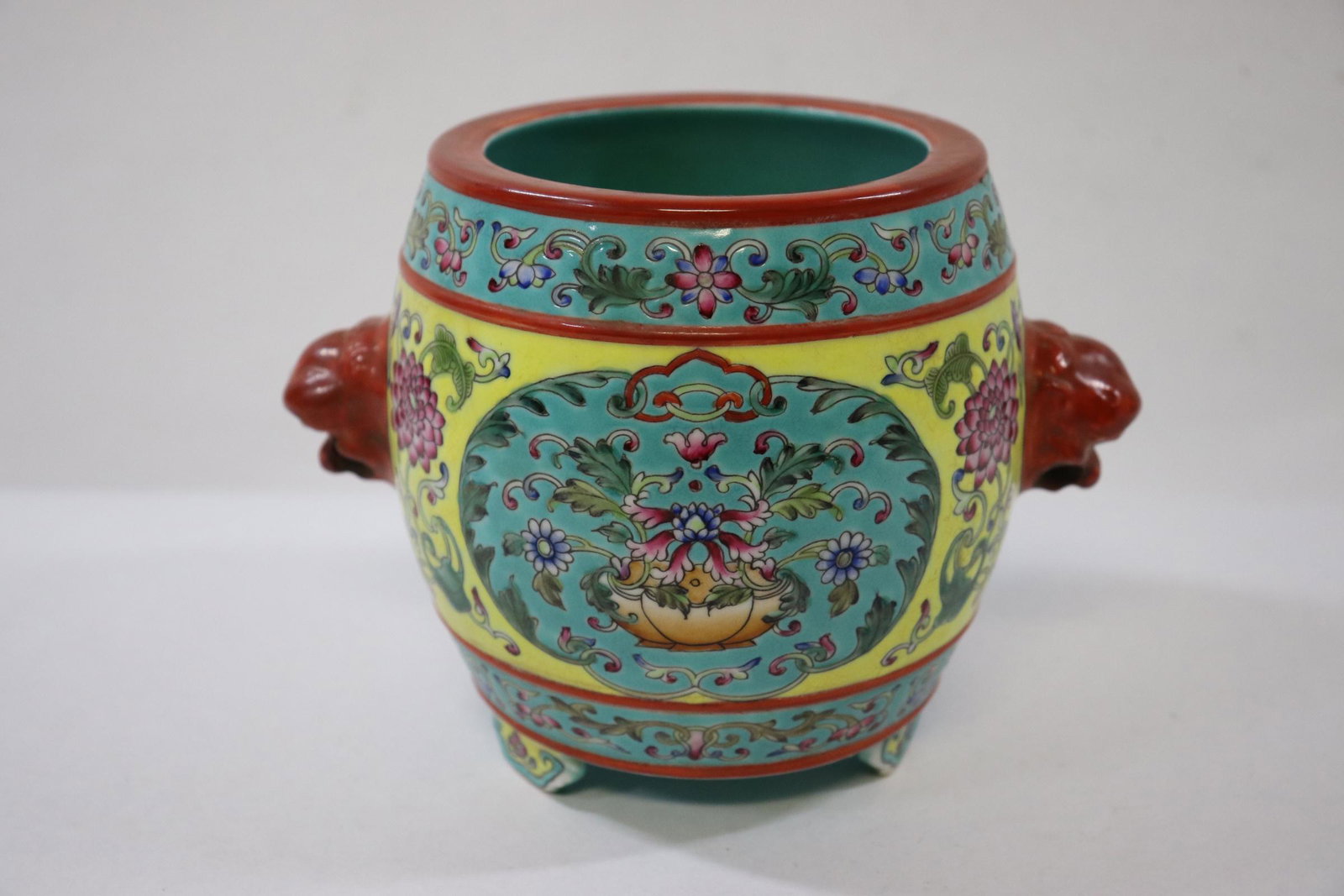 Chinese famille rose porcelain handled censer: A beautiful Chinese famille rose porcelain handled censer, 5"Hx6.65"x5"