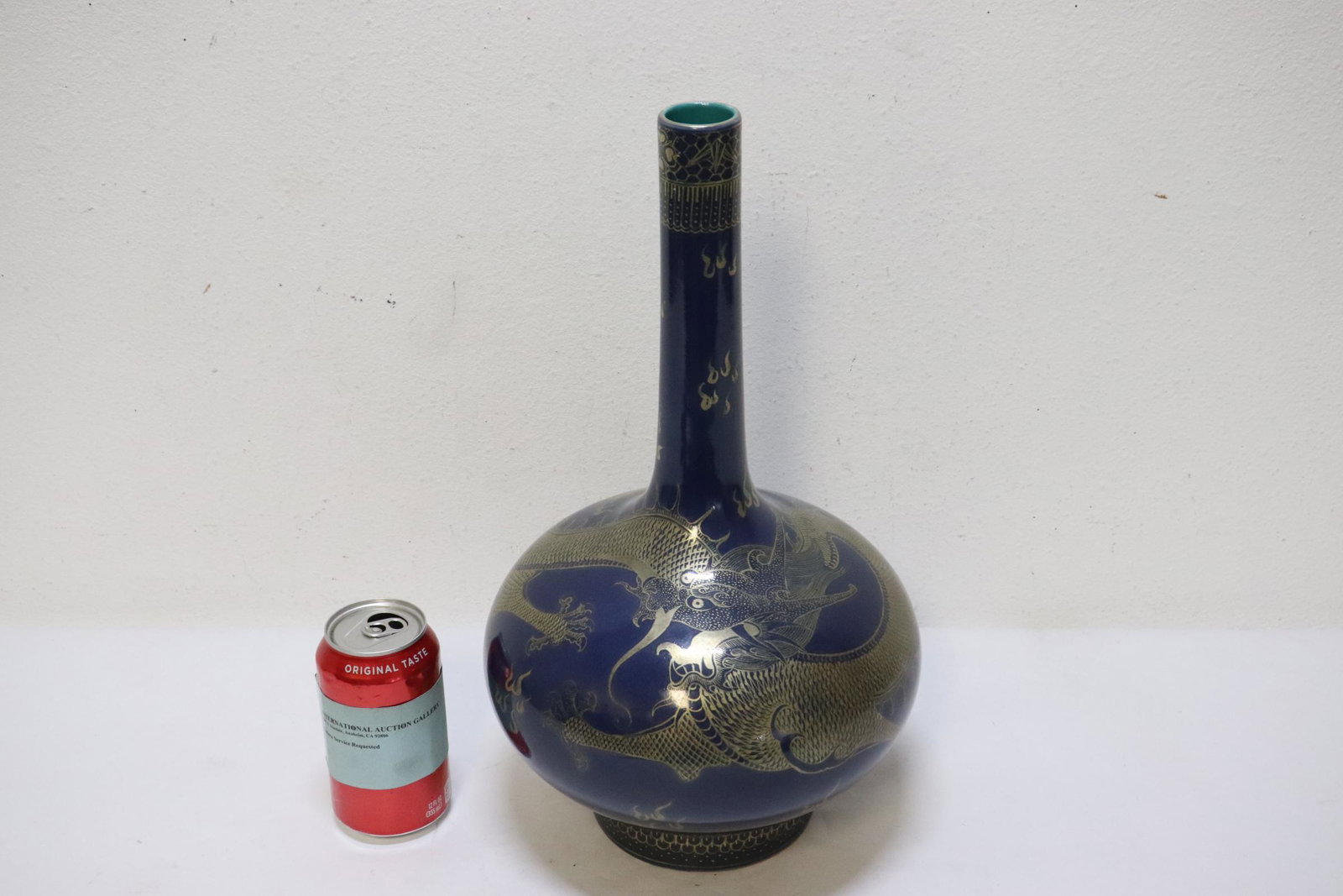 Fine Chinese gold on blue bottle vase (1 of 11)