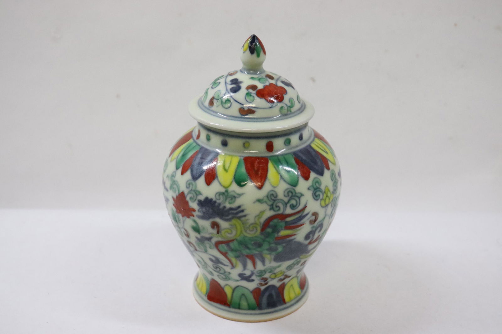 Chinese small wucai porcelain covered jar (1 of 8)