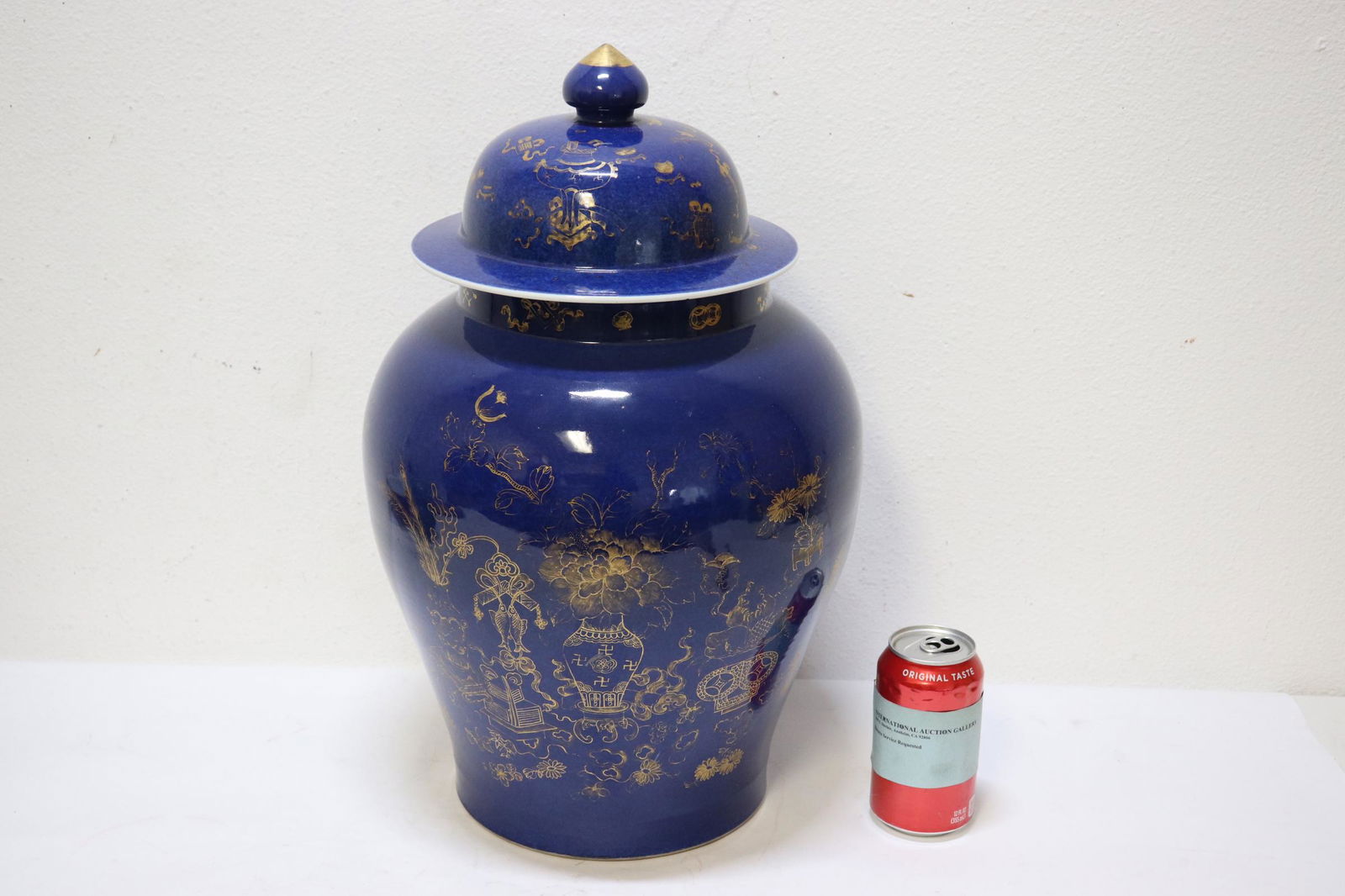 Chinese antique large porcelain covered jar (1 of 10)