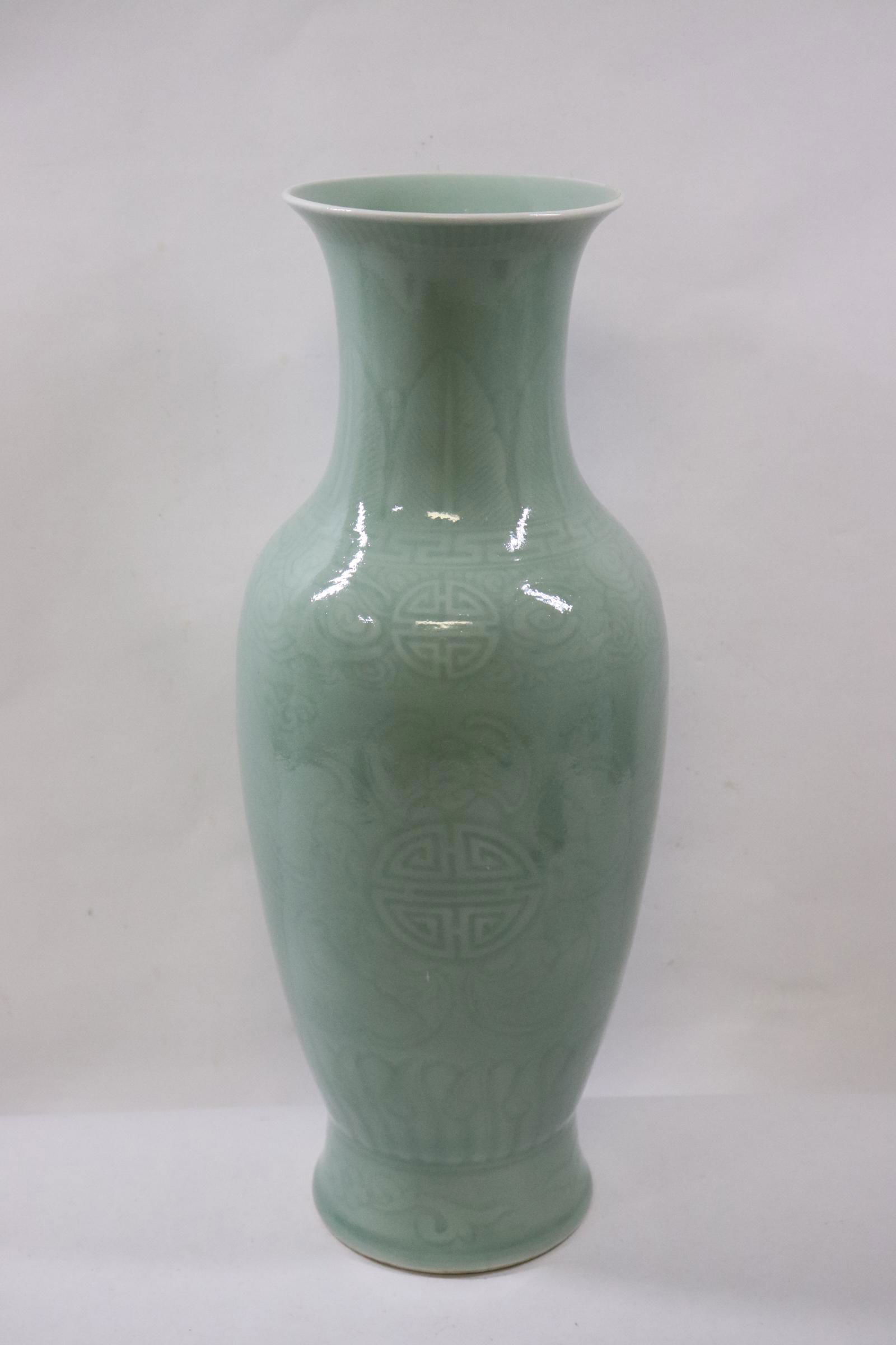 Chinese vintage light green porcelain vase (1 of 10)