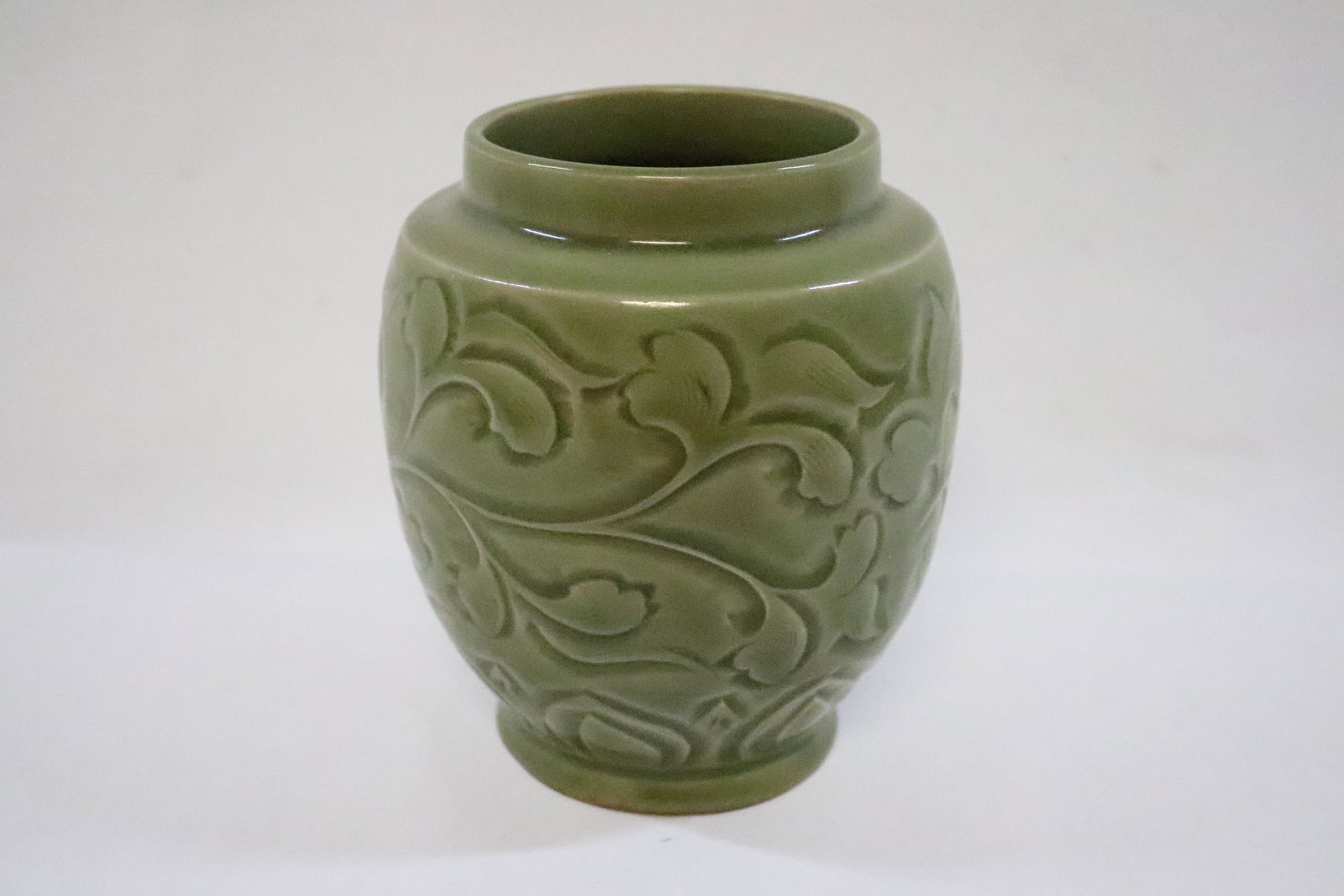 Chinese Song style celadon jar: Chinese Song style celadon jar, 5.75"Hx4.75"dia