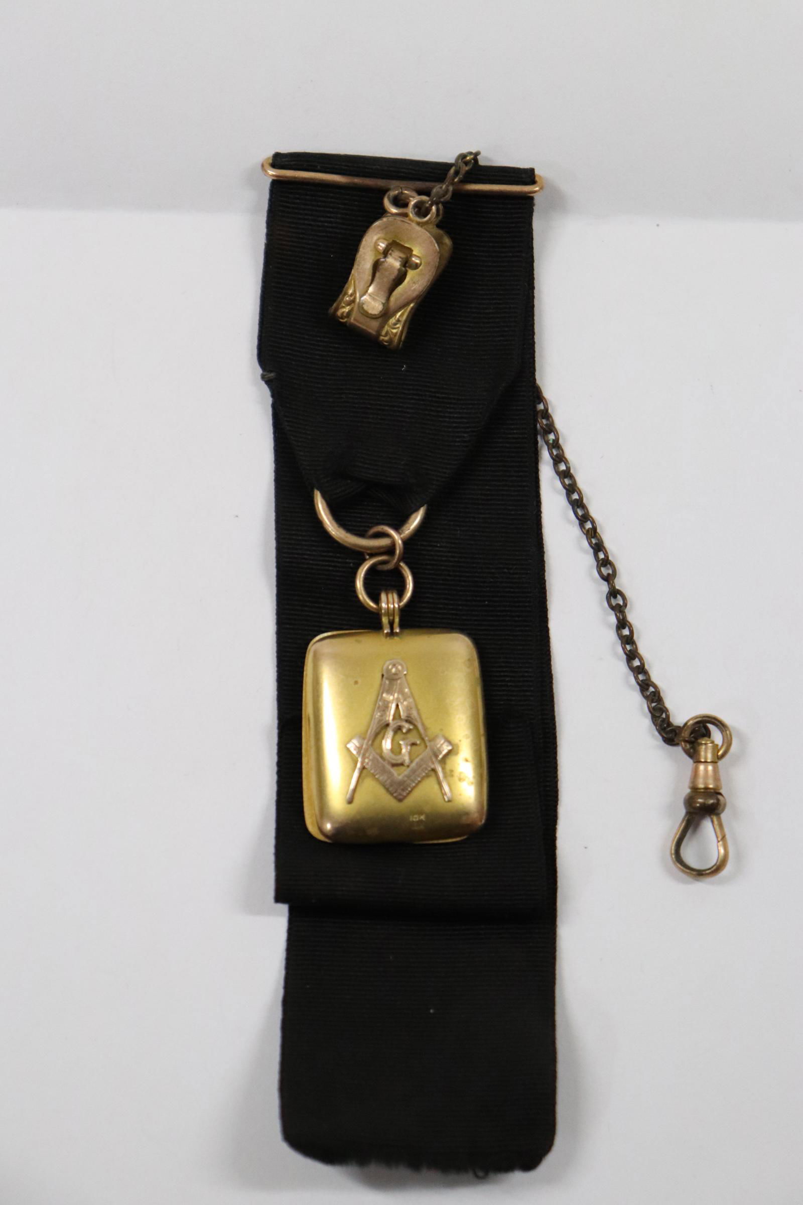 A solid 10K Y/G Masonic picture locket (1 of 11)