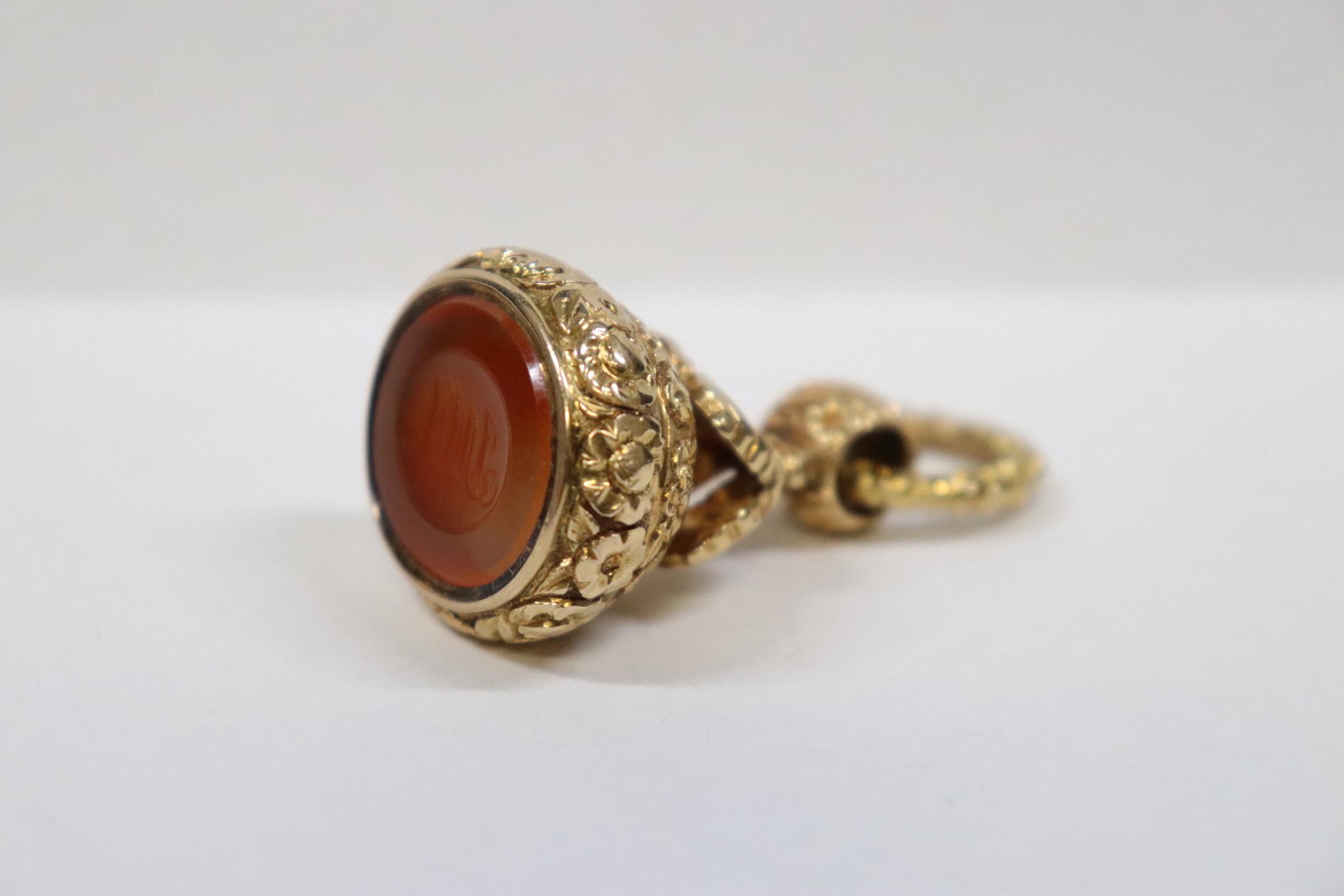 Very ornate Victorian 14K Y/G canalian seal: Very ornate Victorian 14K Y/G seal (2.1"Hx1.13"x1") with carnelian carved seal, wt. 28.9gm