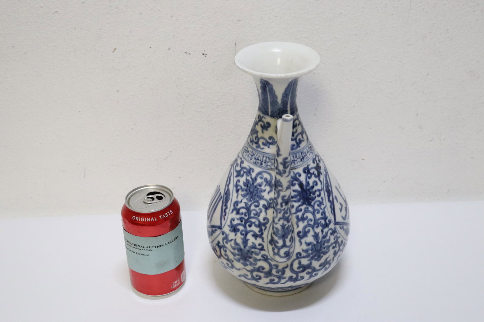 Chinese vintage b&w porcelain wine server: A fine Chinese vintage blue and white porcelain wine server, 11"Hx8.5"x6.2"