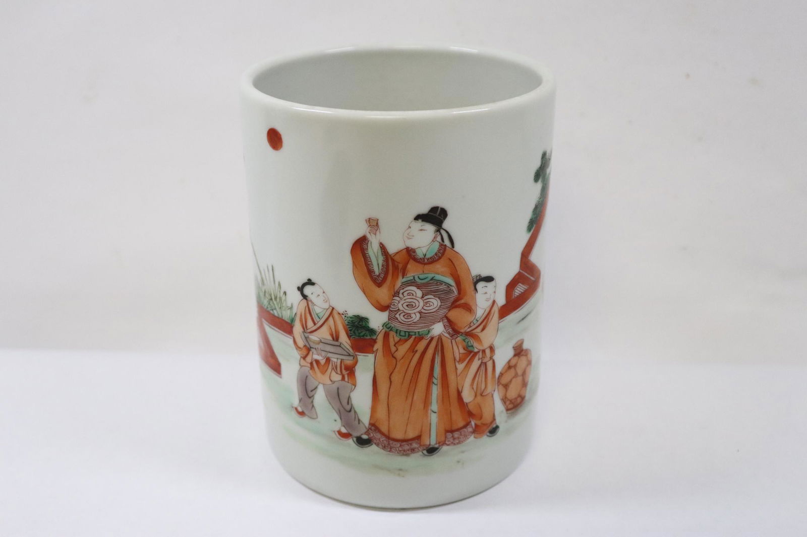 Chinese antique famille rose brush holder: A fine Chinese antique famille rose porcelain brush holder, possible Kangxi period, 5.25"Hx4"dia