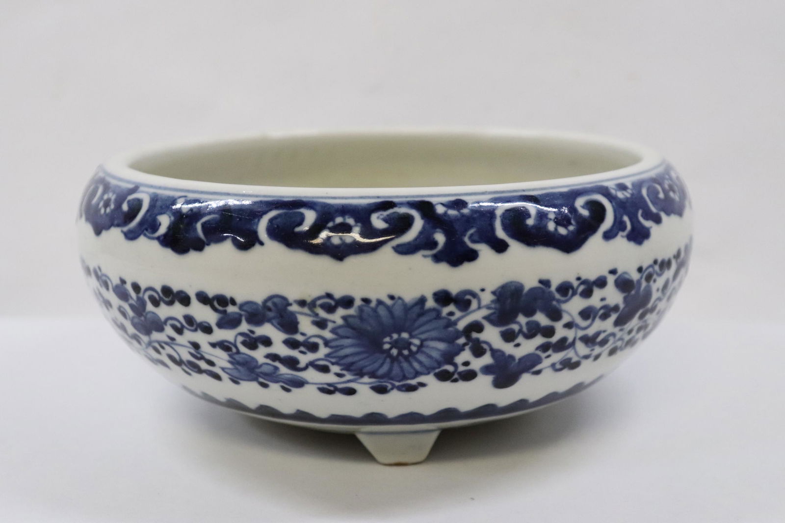 Chinese antique b&W brush wash, Daoguang period: Chinese antique blue and white brush wash, Daoguang period, 3.6"Hx8"dia