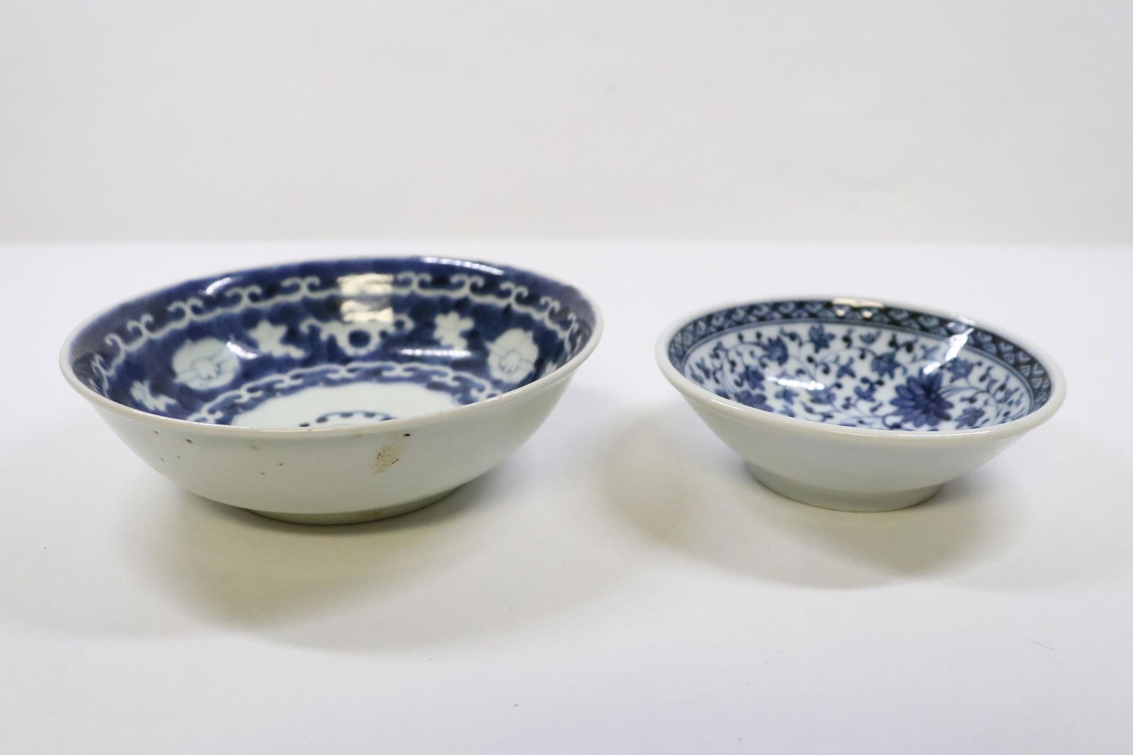 2 Chinese antique b&w small bowl, Qianlong period: 2 Chinese antique blue and white small bowl, Qianlong period, 1.75"Hx5.75"dia, 1.4"Hx4.38"dia