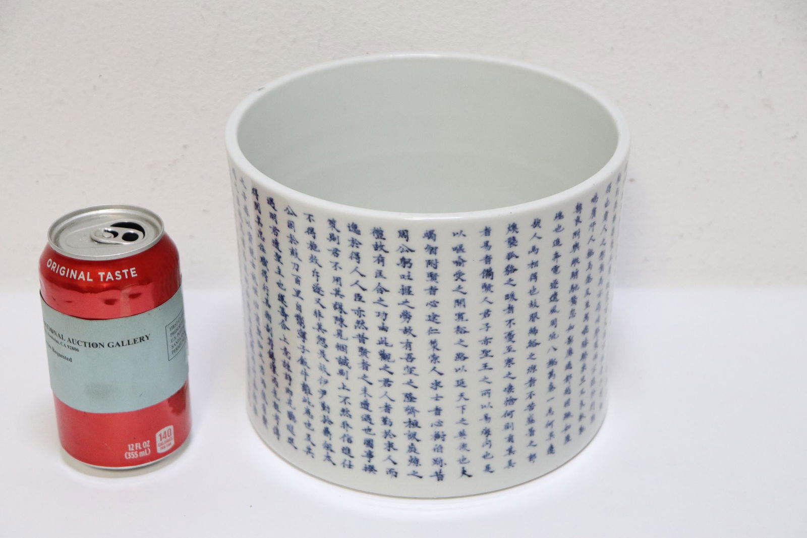 Large Chinese b&w porcelain brush holder (1 of 11)