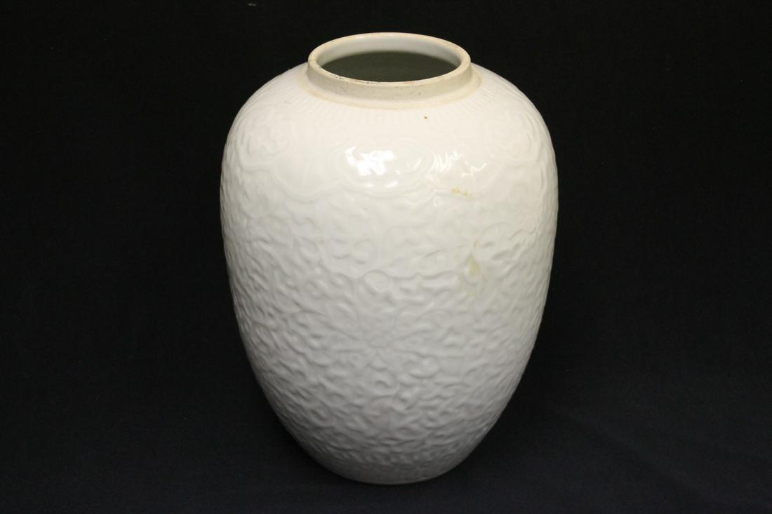 Antique Chinese white porcelain jar (1 of 10)