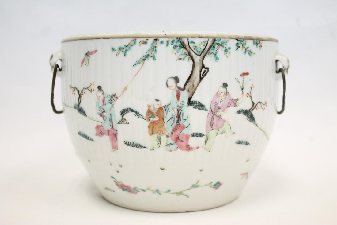 Chinese antique famille rose covered jar: Chinese antique famille rose porcelain covered jar, no cover, 4.75"Hx9.2"dia