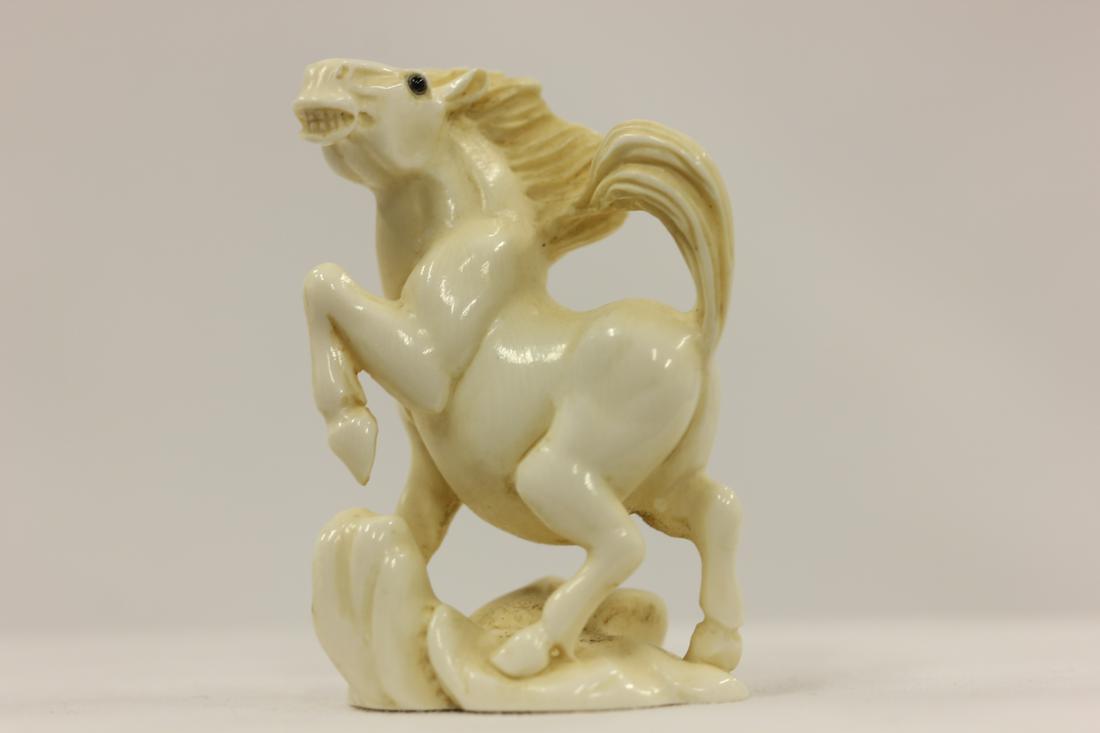 Japanese bone carved netsuke depicting horse: Japanese bone carved netsuke depicting horse, 2"H