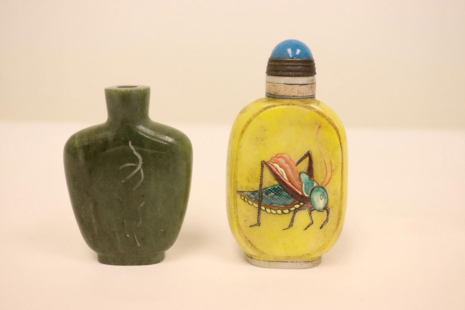2 vintage Chinese snuff bottles (1 of 10)