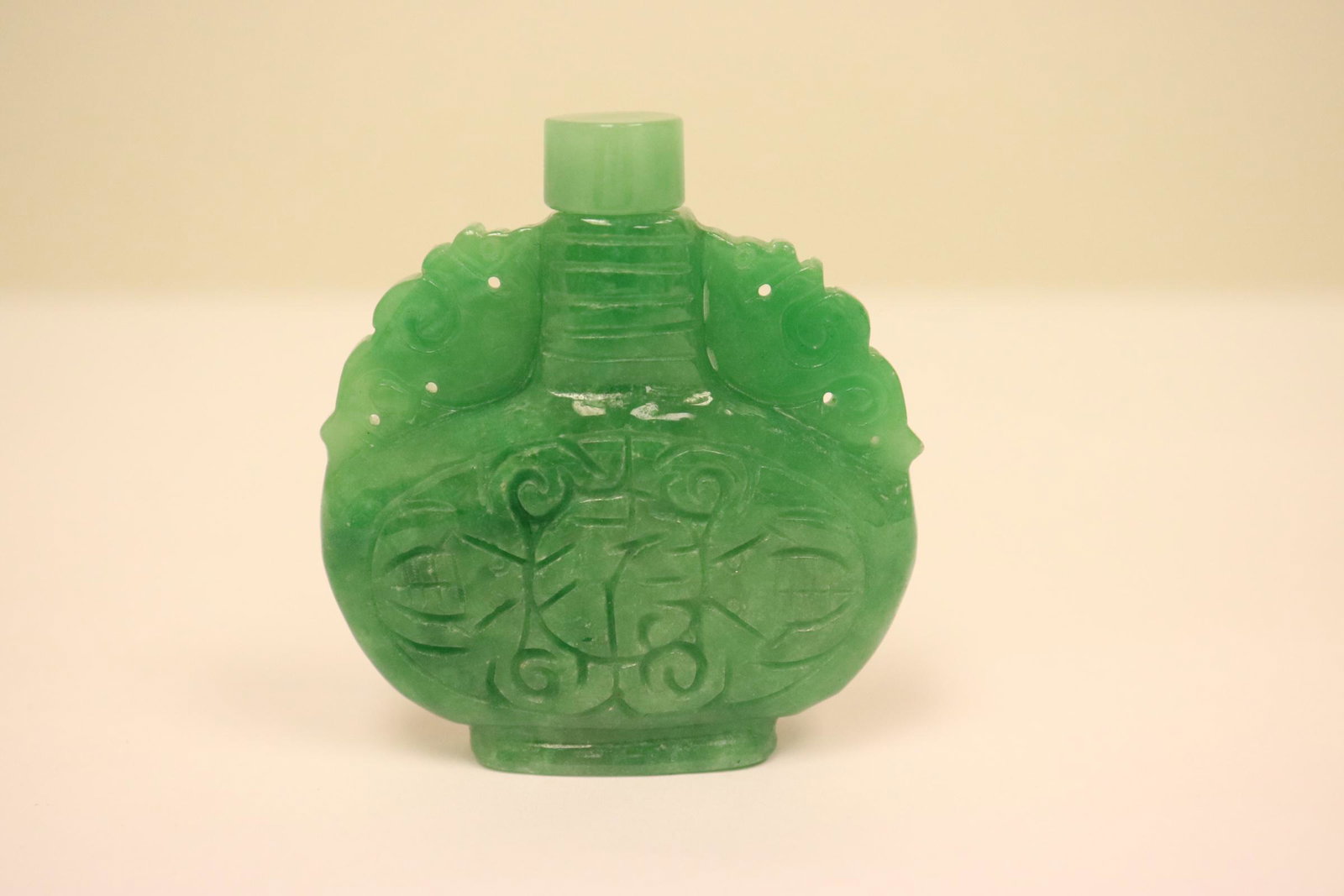 A fine Chinese jadeite carved snuff bottle (1 of 10)
