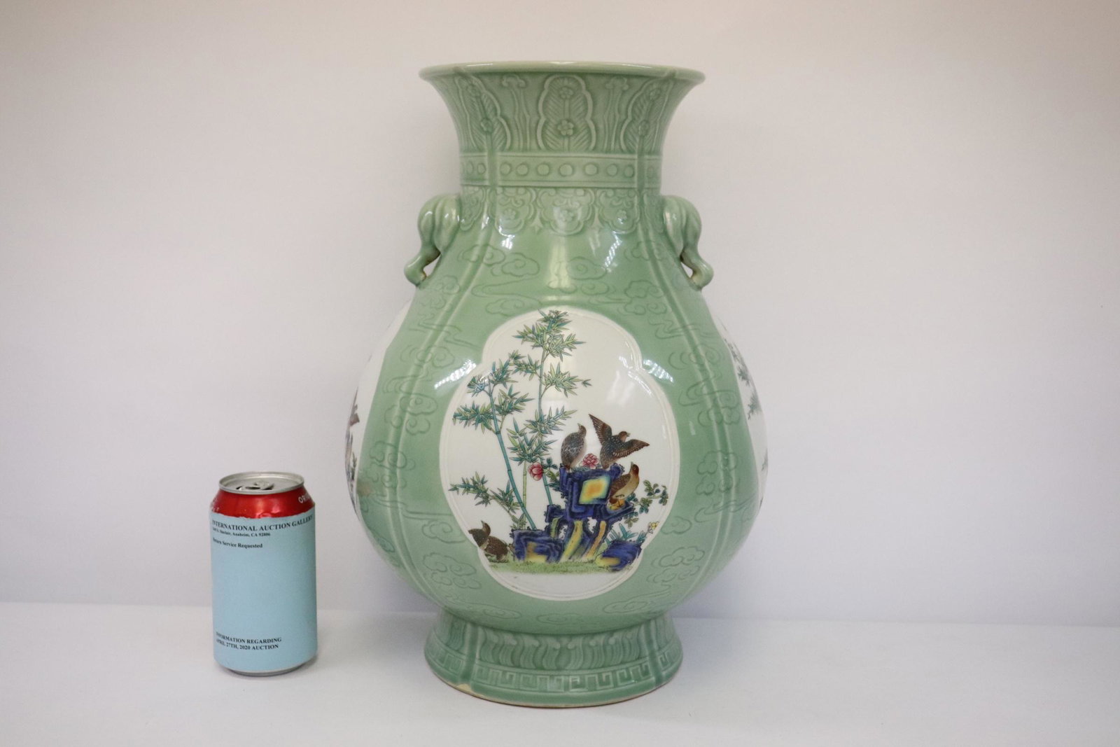 Chinese light green background porcelain jar (1 of 10)