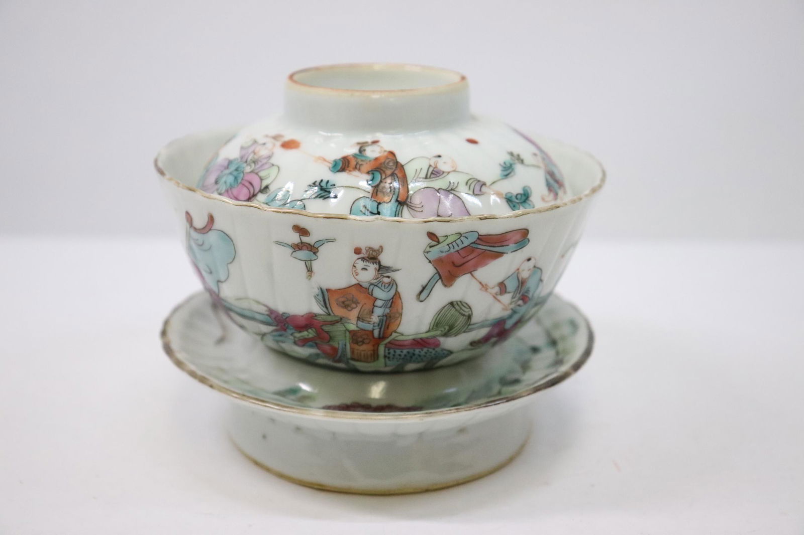 Chinese antique porcelain covered bowl, Guangxu mark: A beautiful Chinese antique famille rose porcelain covered bowl, Guangxu mark, 3.5"Hx4.2"dia