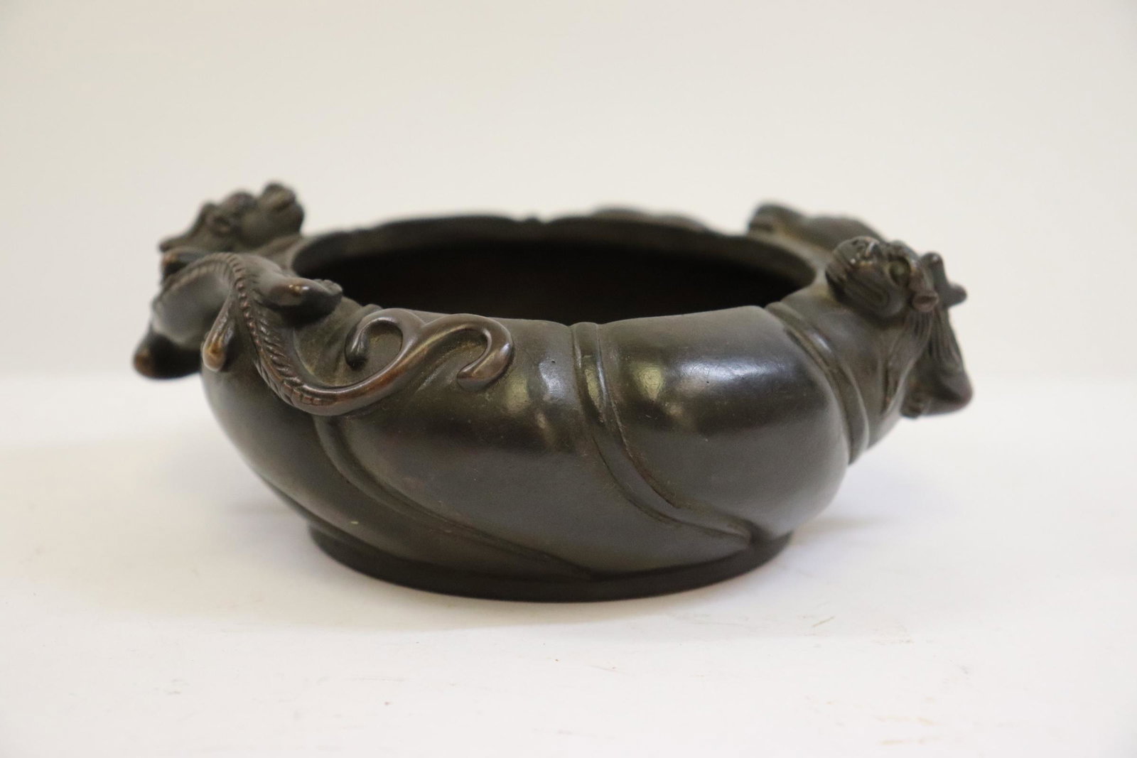 Fine bronze censer with dragon motif decoration (1 of 10)