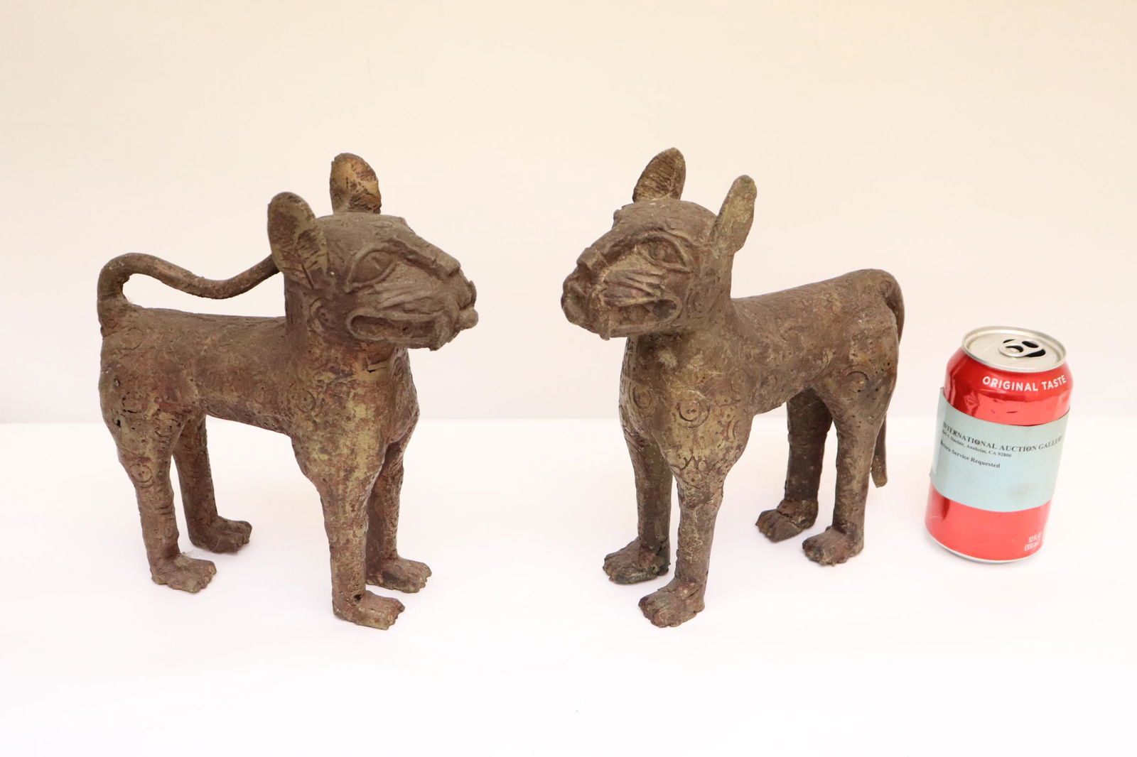 2 Chinese bronze sculpture of dogs (1 of 10)