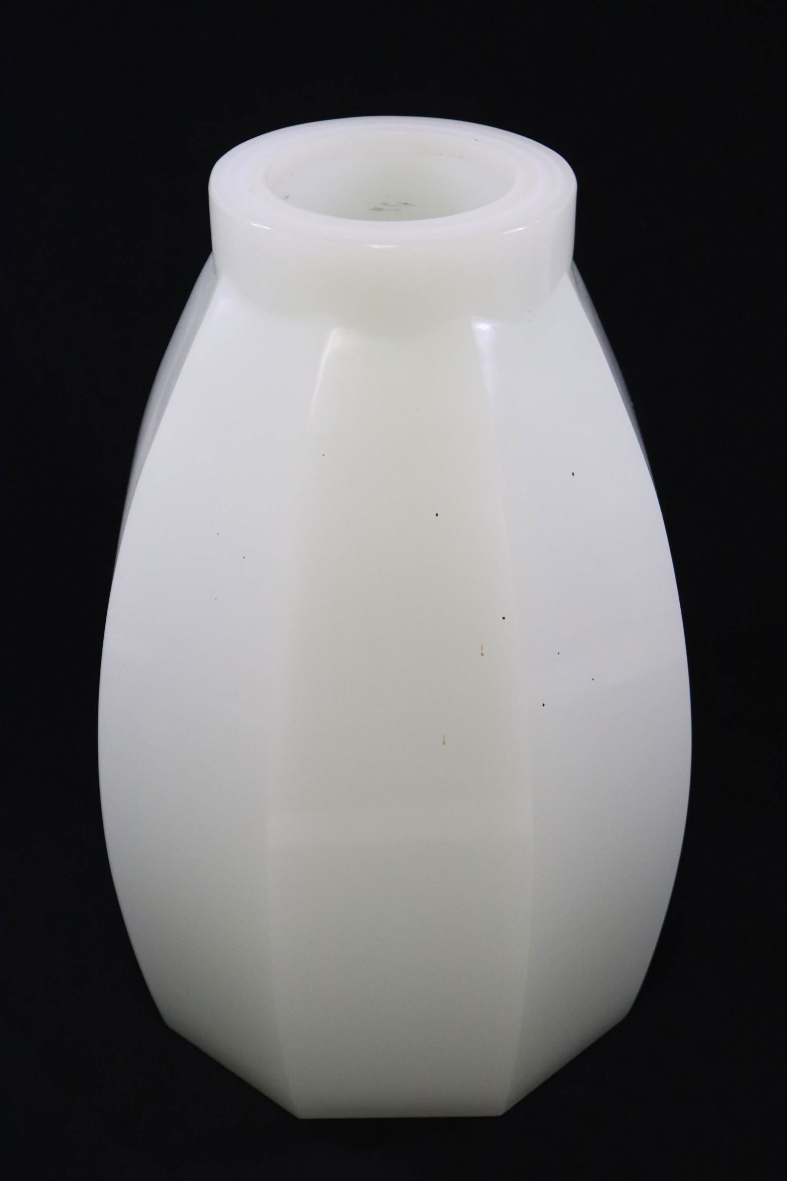 hand blown art Peking glass vase by Robert Kuo: A beautiful hand blown art Peking glass vase by Robert Kuo, 13.7"Hx9.25"dia