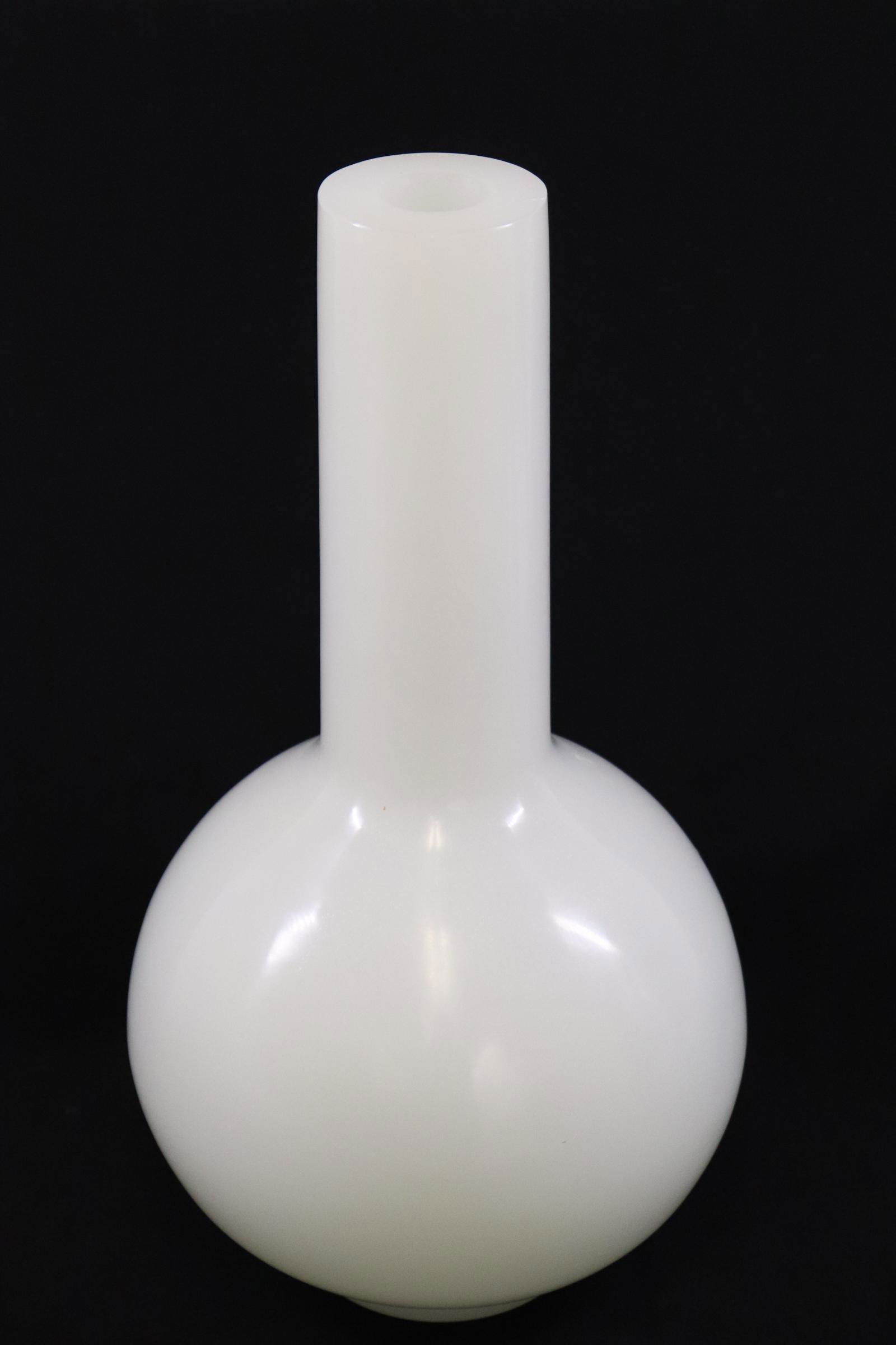 A fine hand blown Peking glass vase by Robert Kuo: A fine hand blown Peking glass vase by Robert Kuo, 15.5"Hx7.25"dia