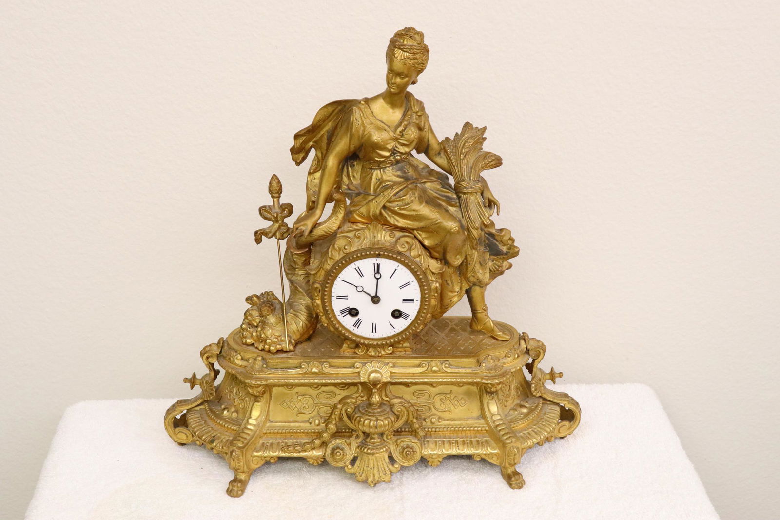 Antique French gilt metal key-wind clock (1 of 10)