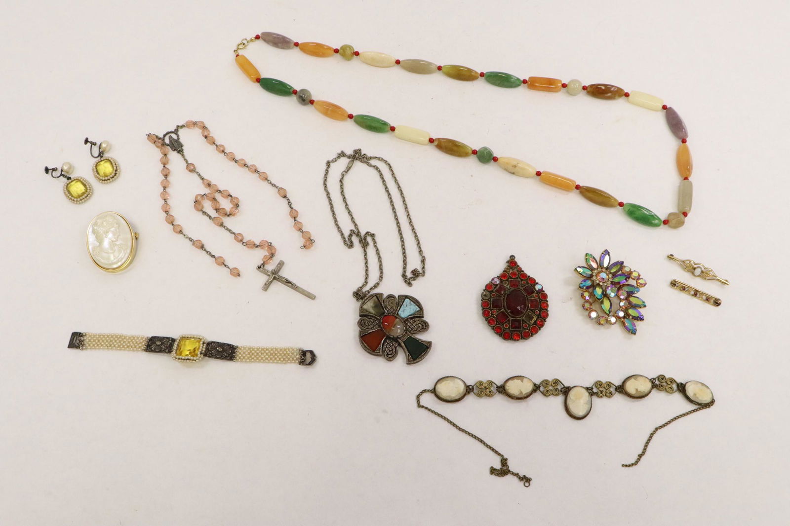 Lot of vintage jewelry (1 of 10)