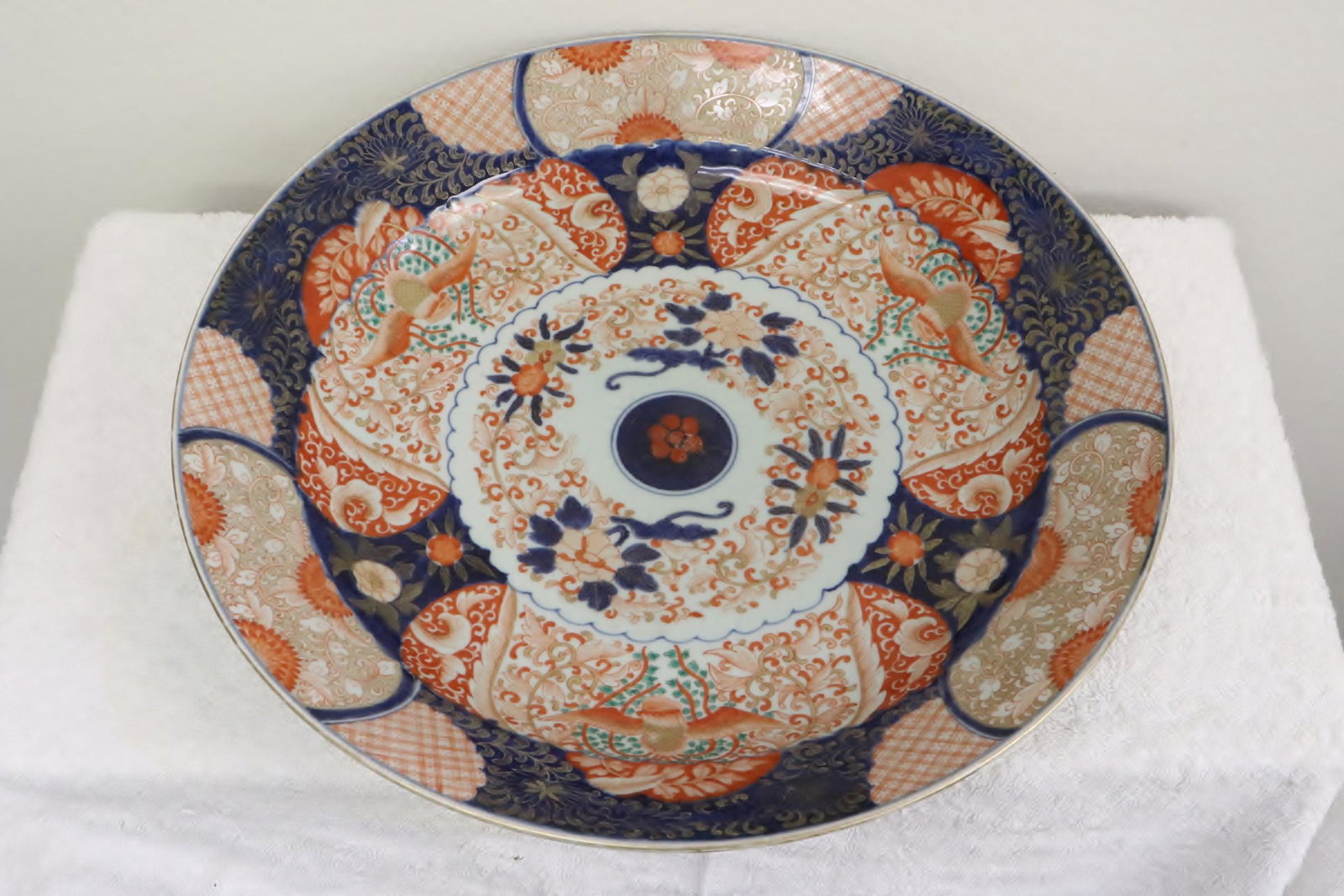 Antique Japanese imari charger: Antique Japanese imari charger, 2.75"Hx16.7"dia
