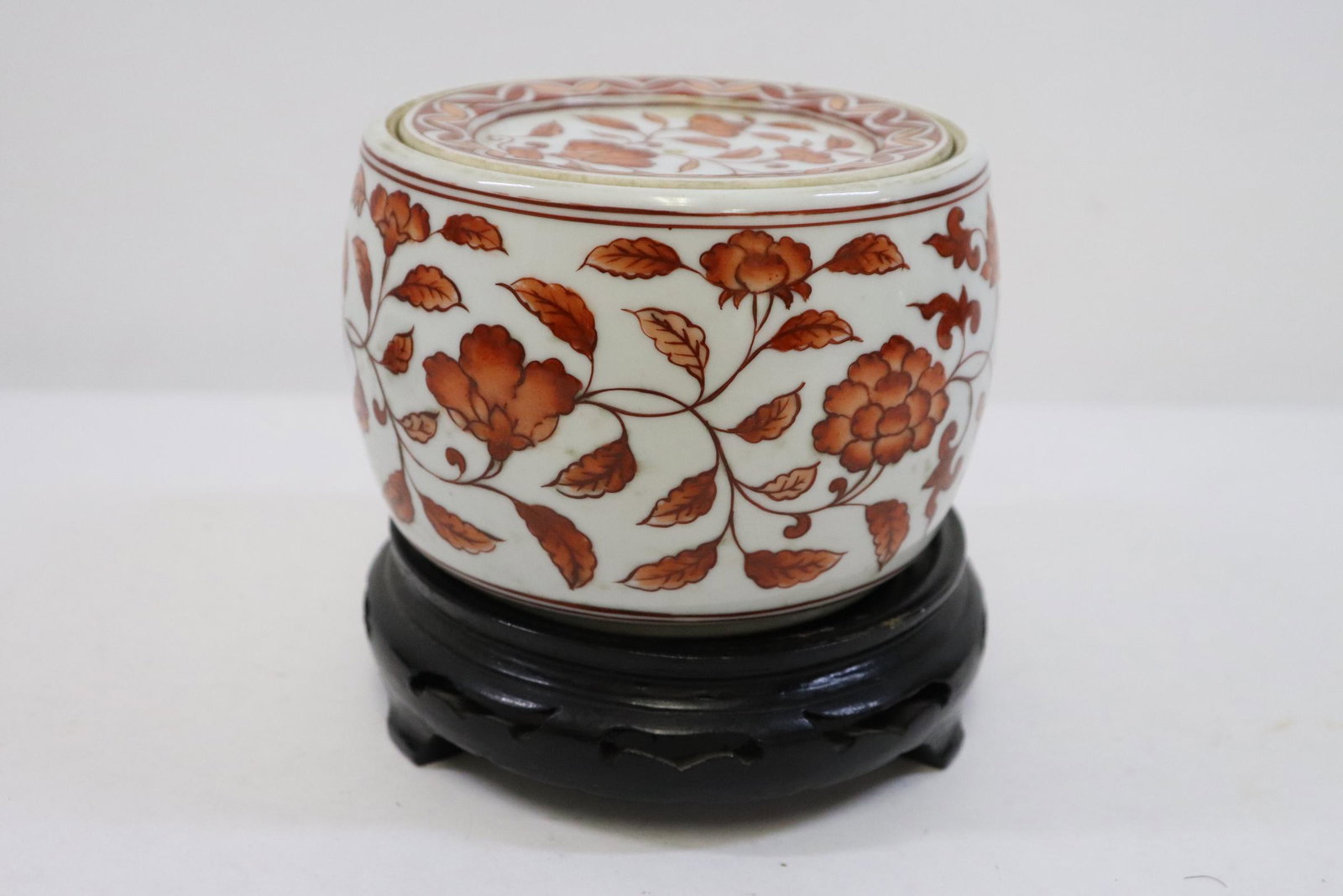A red and white covered box: A red and white covered box, 3.5"Hx5.1"dia