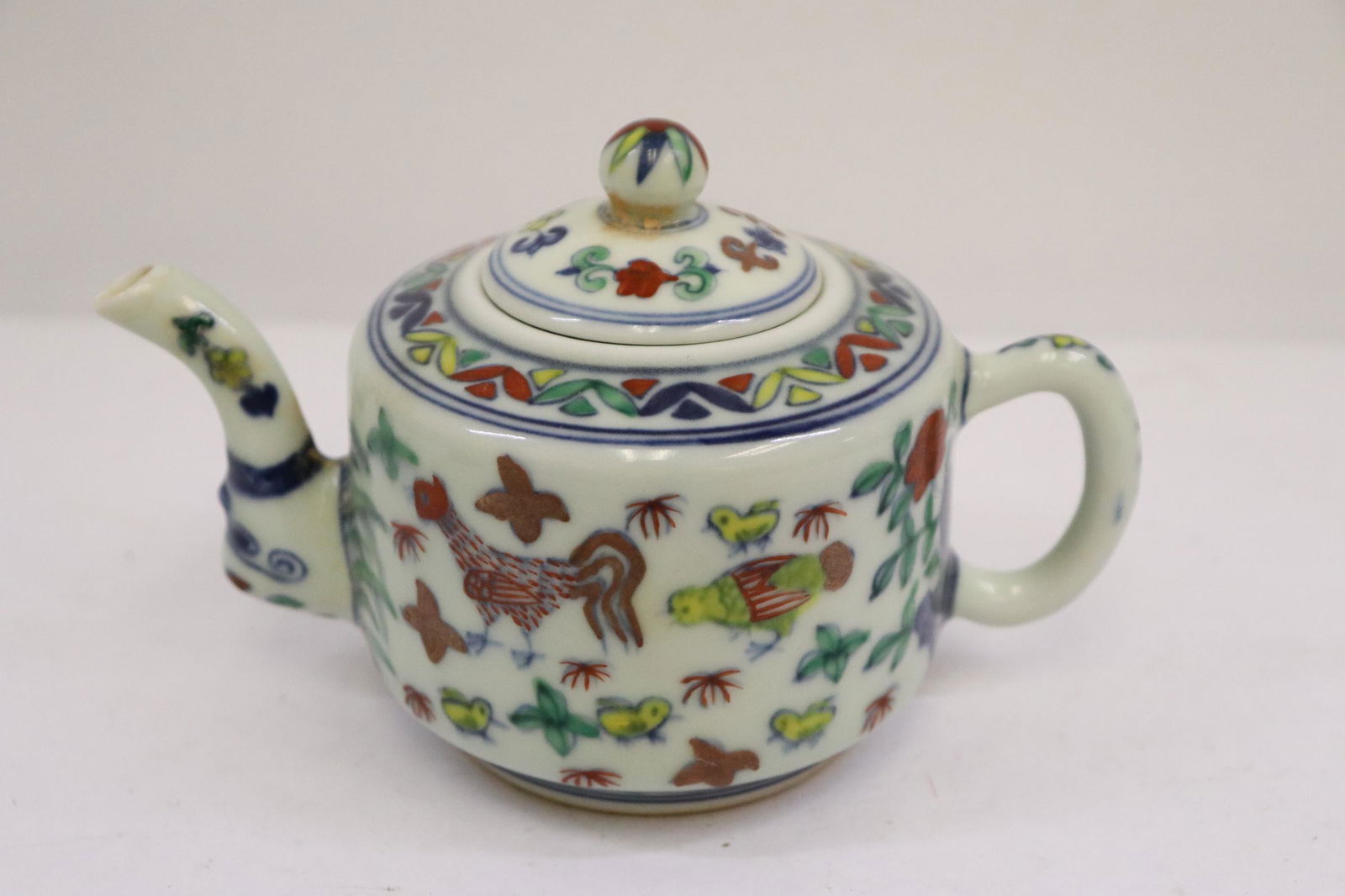 Chinese wucai porcelain teapot (1 of 9)