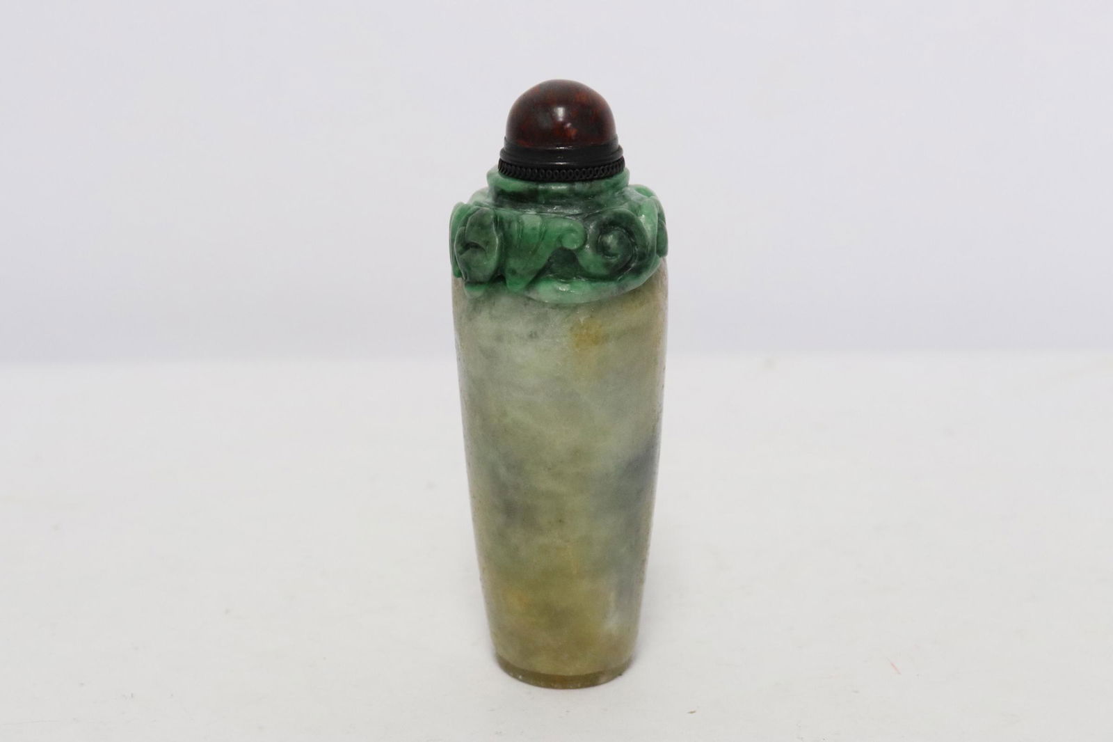 A fine Chinese jadeite carved snuff bottle (1 of 10)