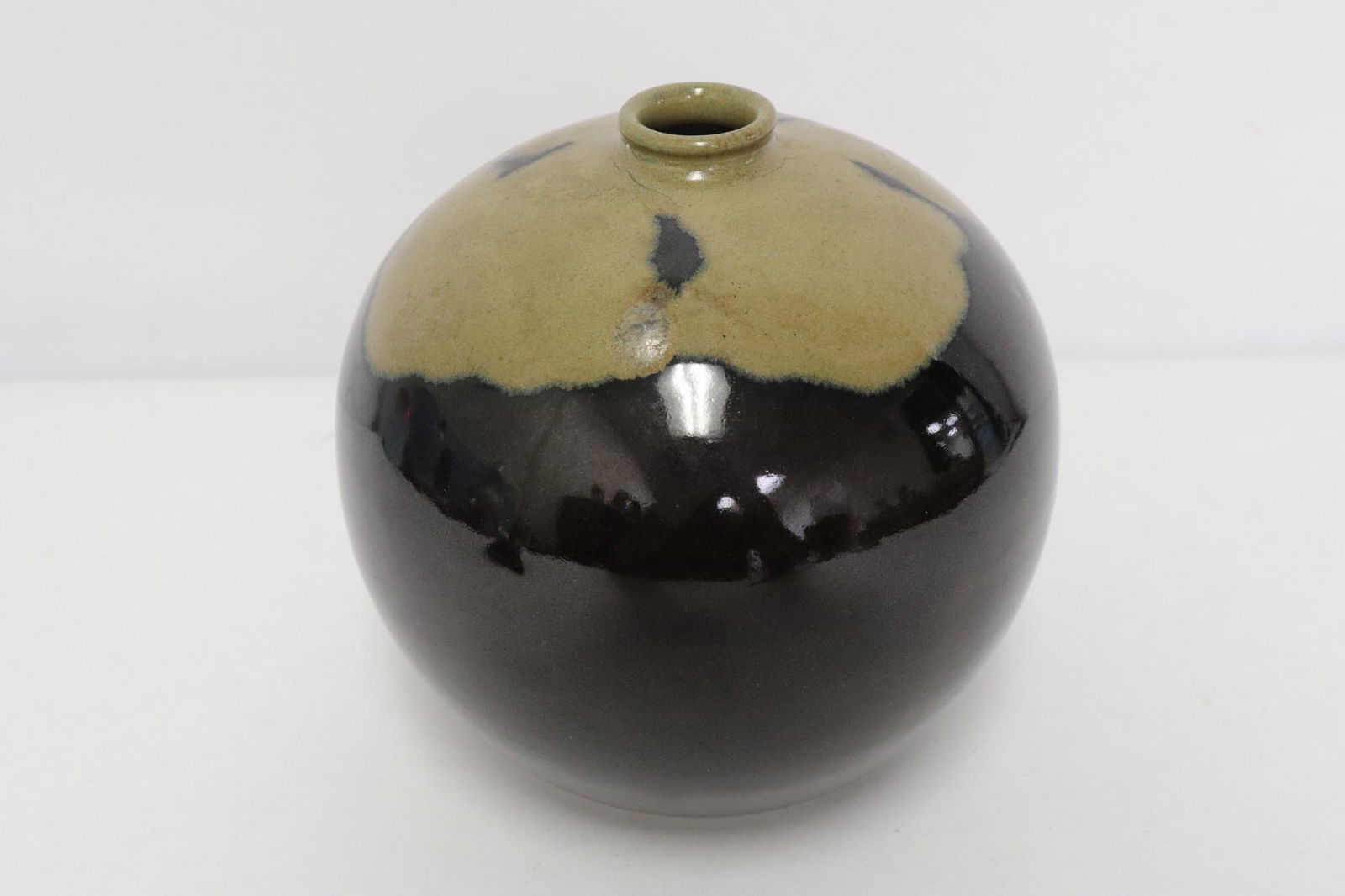 Fine Japanese studio pottery jar (1 of 9)