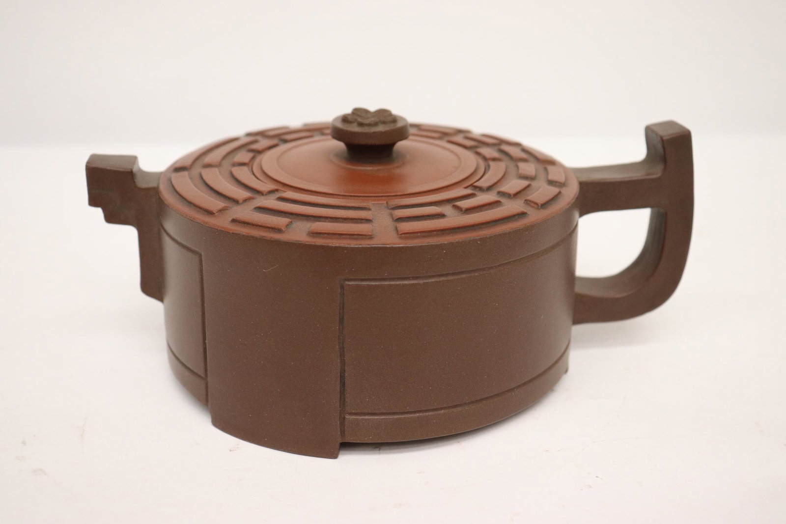 Chinese Yixing teapot: Chinese Yixing teapot, 3.35"Hx7.35"x5.1"