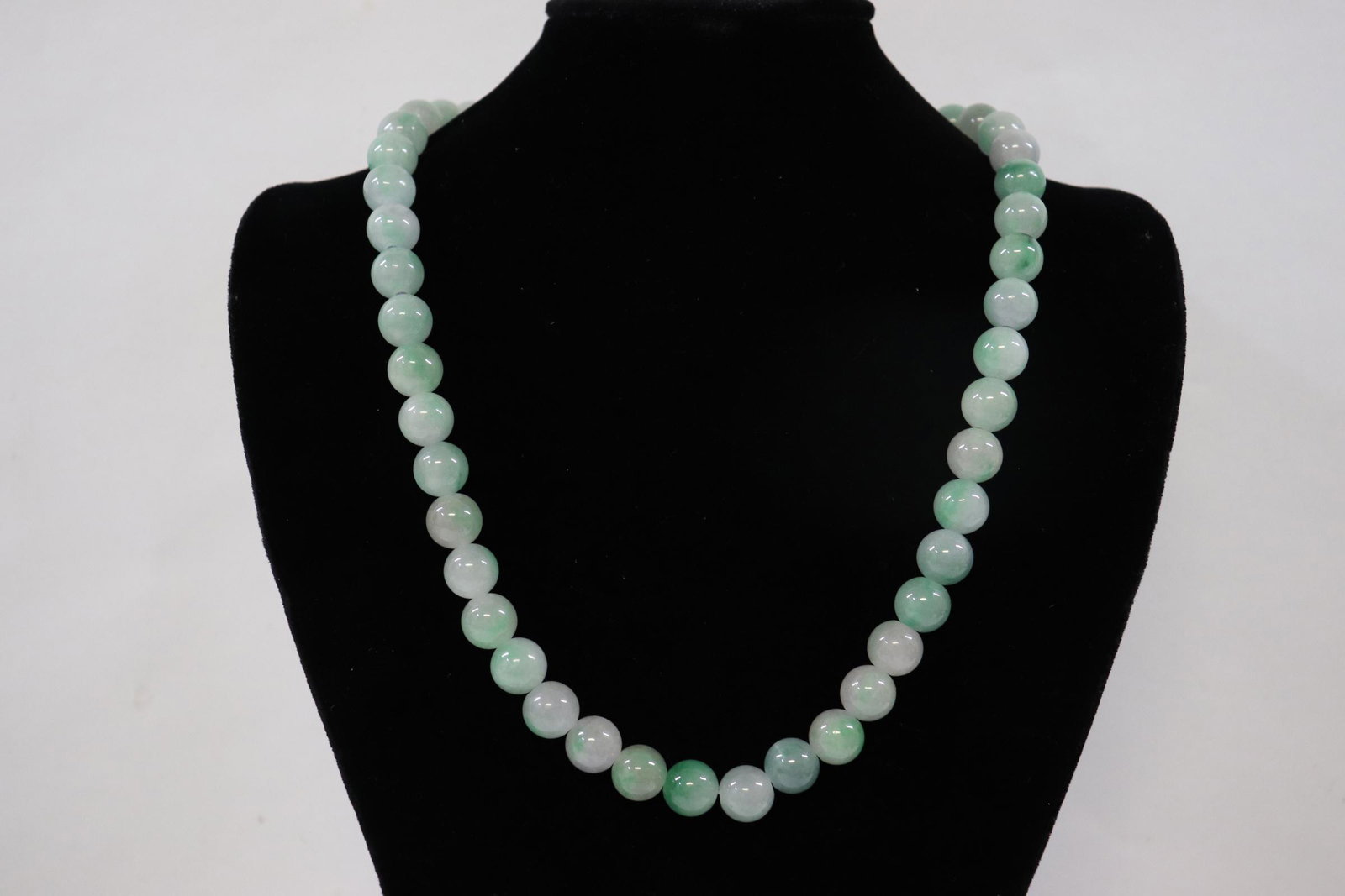 A beautiful jadeite bead necklace: A beautiful jadeite bead necklace, each jadeite bead measures approx. 12mm diameter