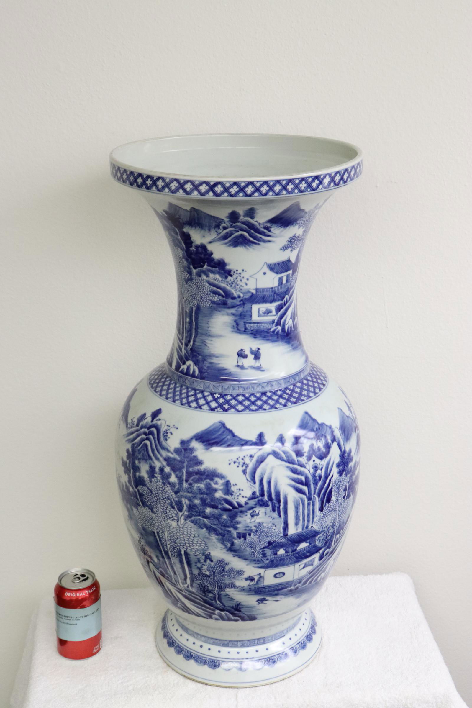 Chinese early 20th c. blue and white large vase (1 of 12)