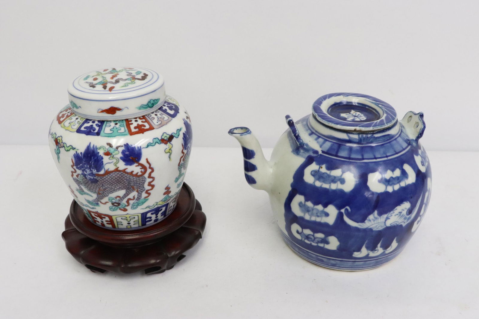 Chinese wucai covered jar and a b&w teapot (1 of 11)