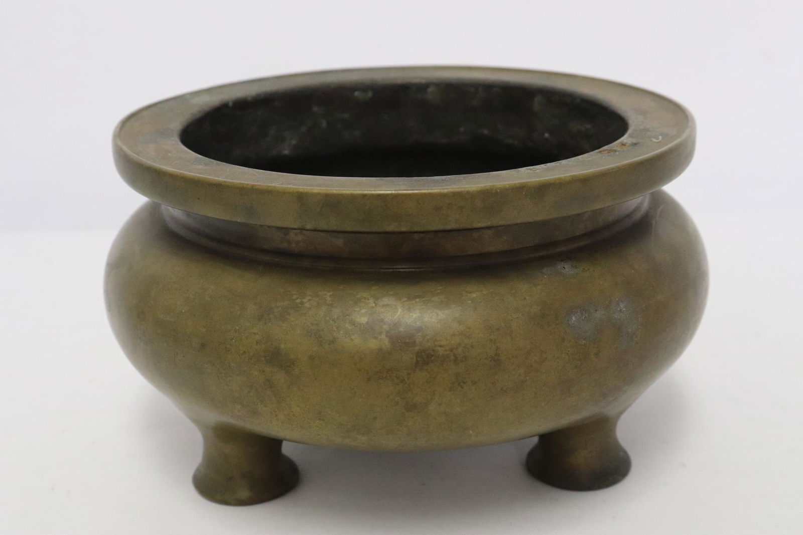 Fine Chinese round bronze censer (1 of 8)