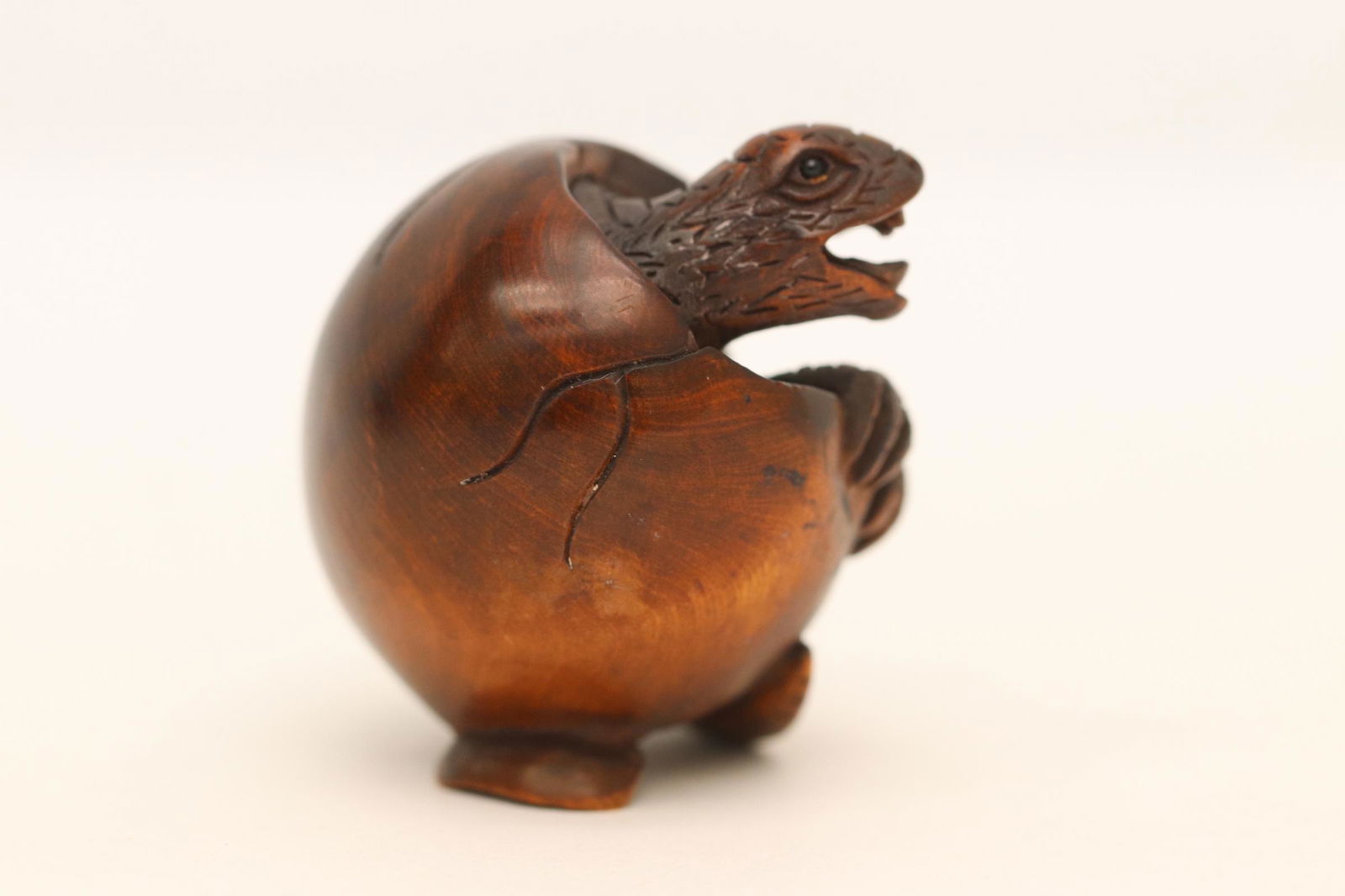 vintage Japanese wood netsuke depicting turtle (1 of 10)