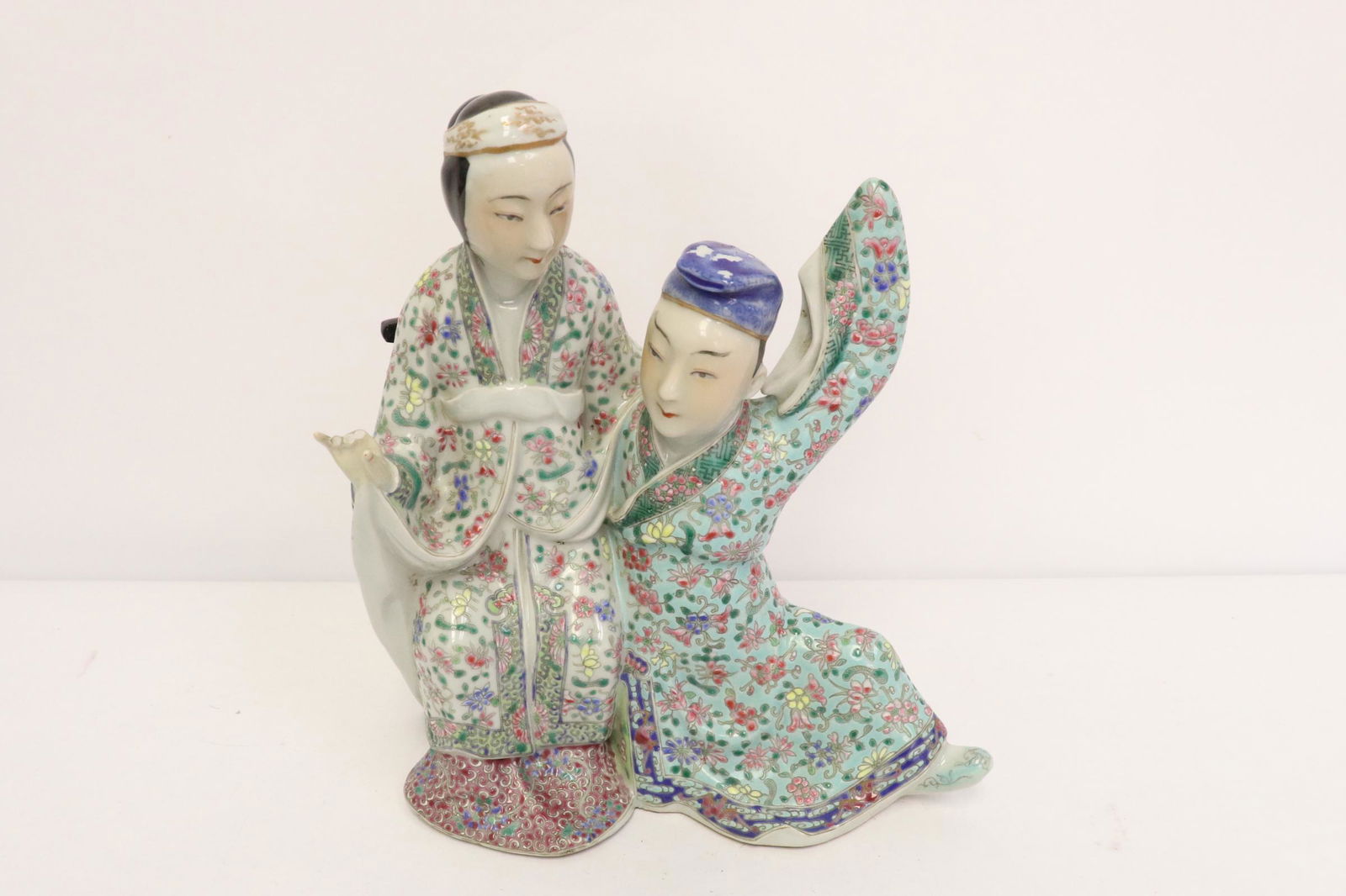 Chinese antique famille rose porcelain figure: Chinese antique famille rose porcelain figure (finger chip), 9.25"H
