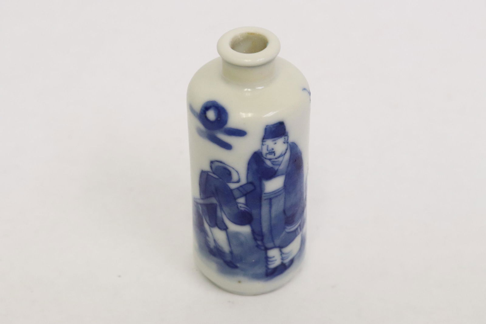 Chinese antique blue and white snuff bottle: Chinese antique blue and white snuff bottle, 2.95"H
