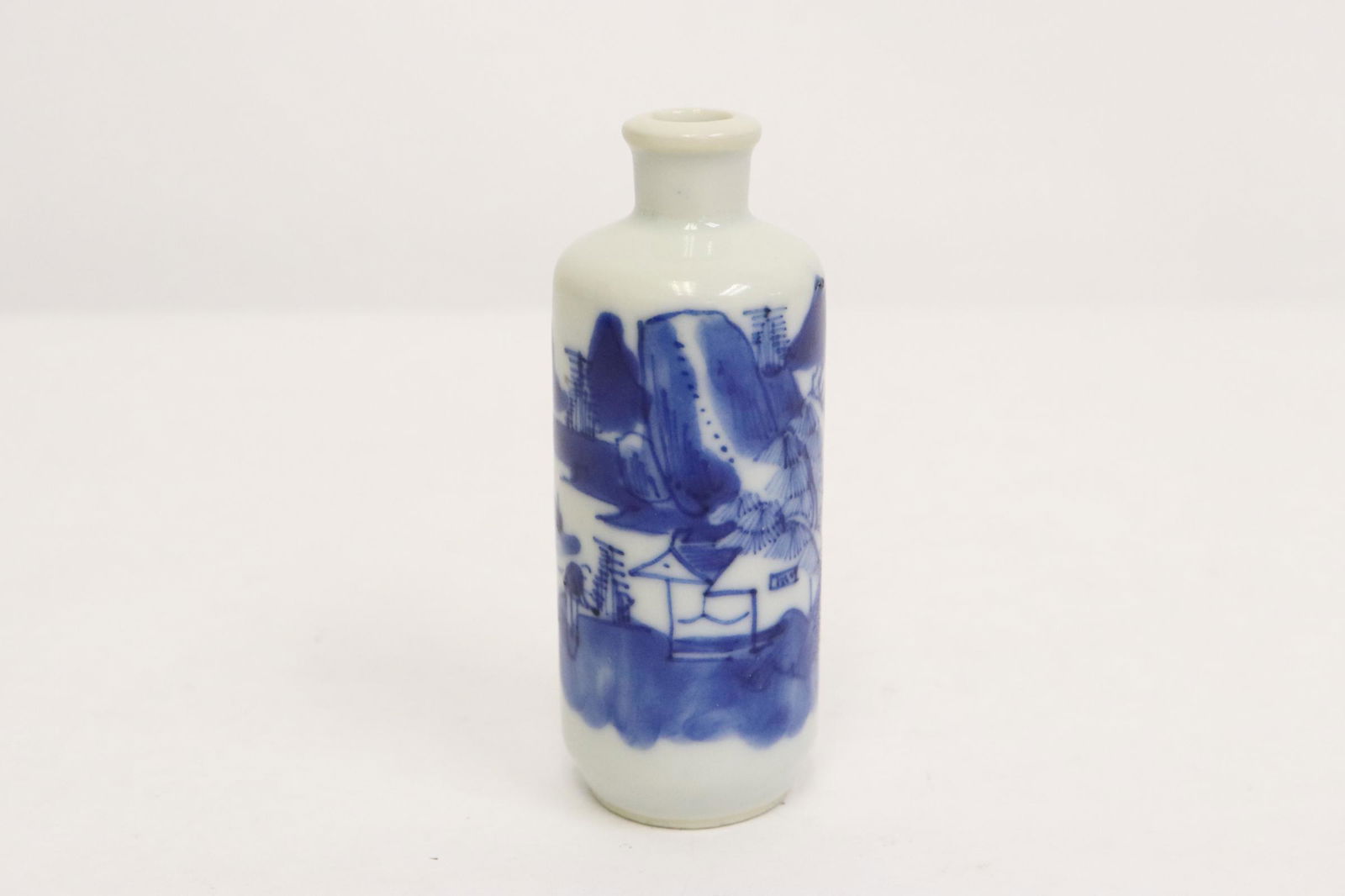 Chinese antique blue and white snuff bottle: Chinese antique blue and white snuff bottle, 3.13"H