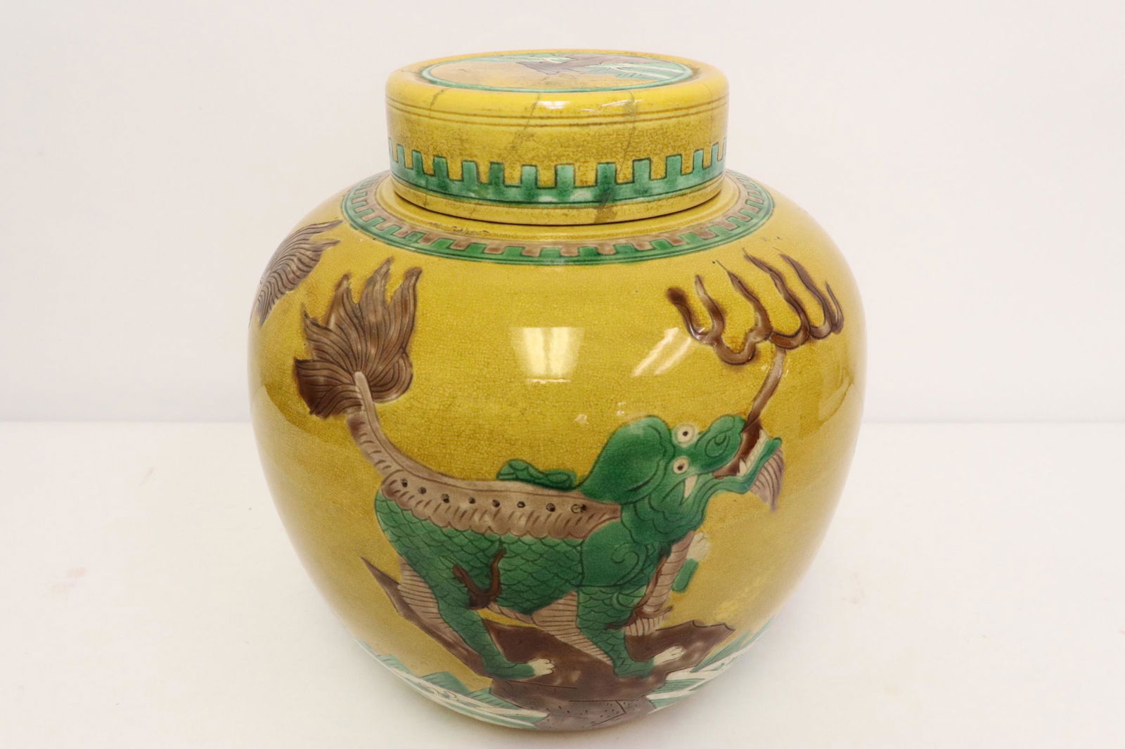 Chinese antique porcelain covered jar, Daoguang period: Fine Chinese antique fahua porcelain covered jar, Daoguang period, cover repair, 9.5"Hx9"dia