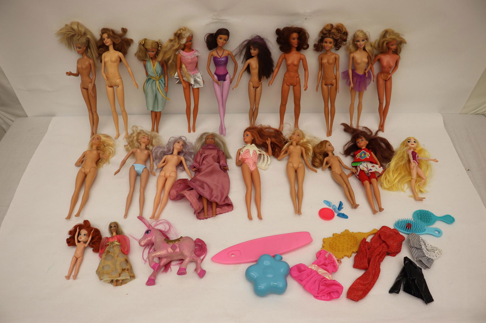 Lot of Barbie/ Midge dolls and more (1 of 10)