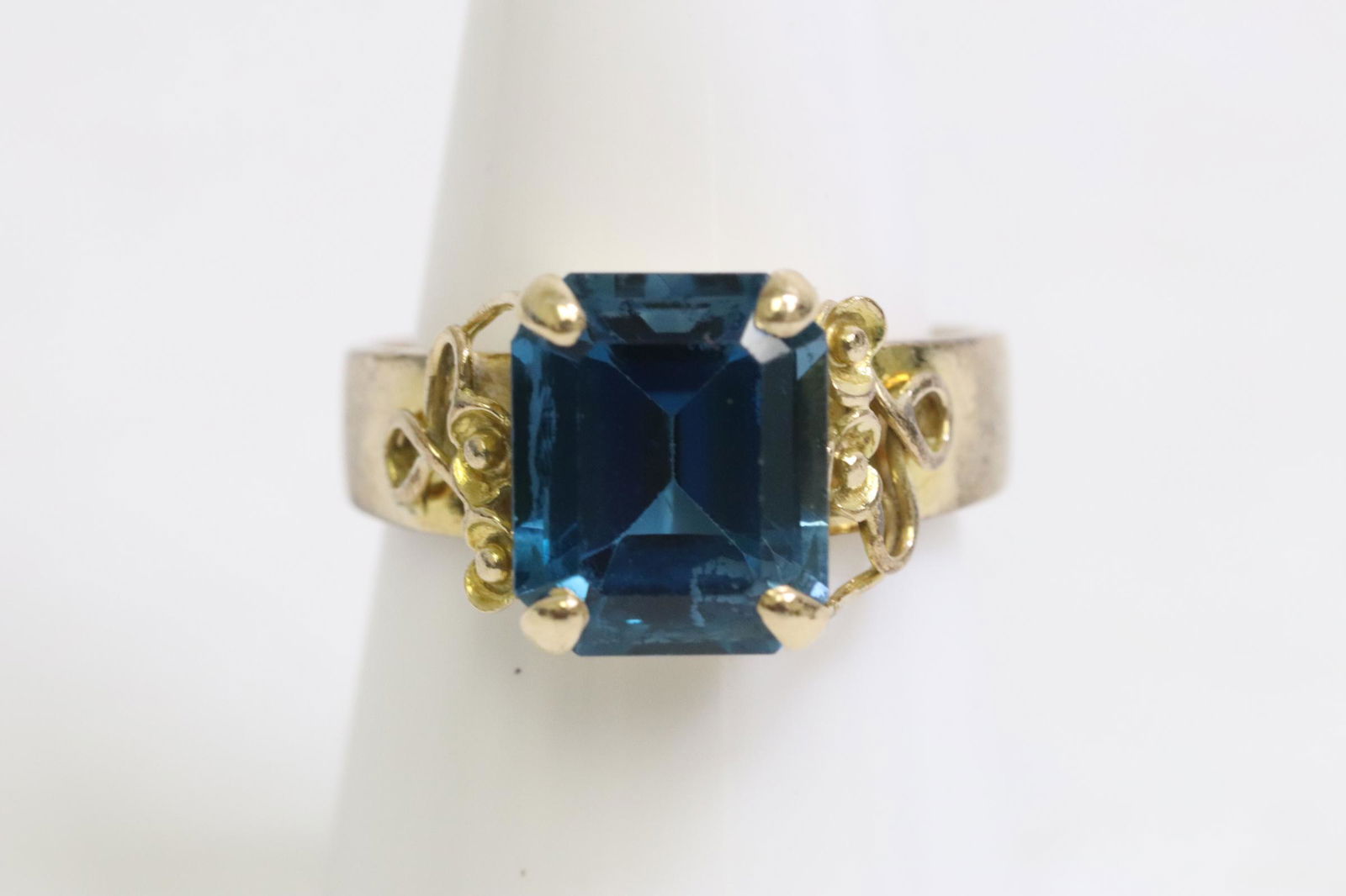 14K rose gold ring with a blue stone (1 of 10)