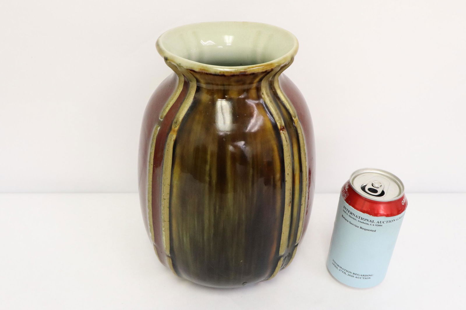 Chinese antique porcelain jar, Daoguang period: Chinese antique 3-color porcelain jar, Daoguang period, 10"Hx6.75"dia